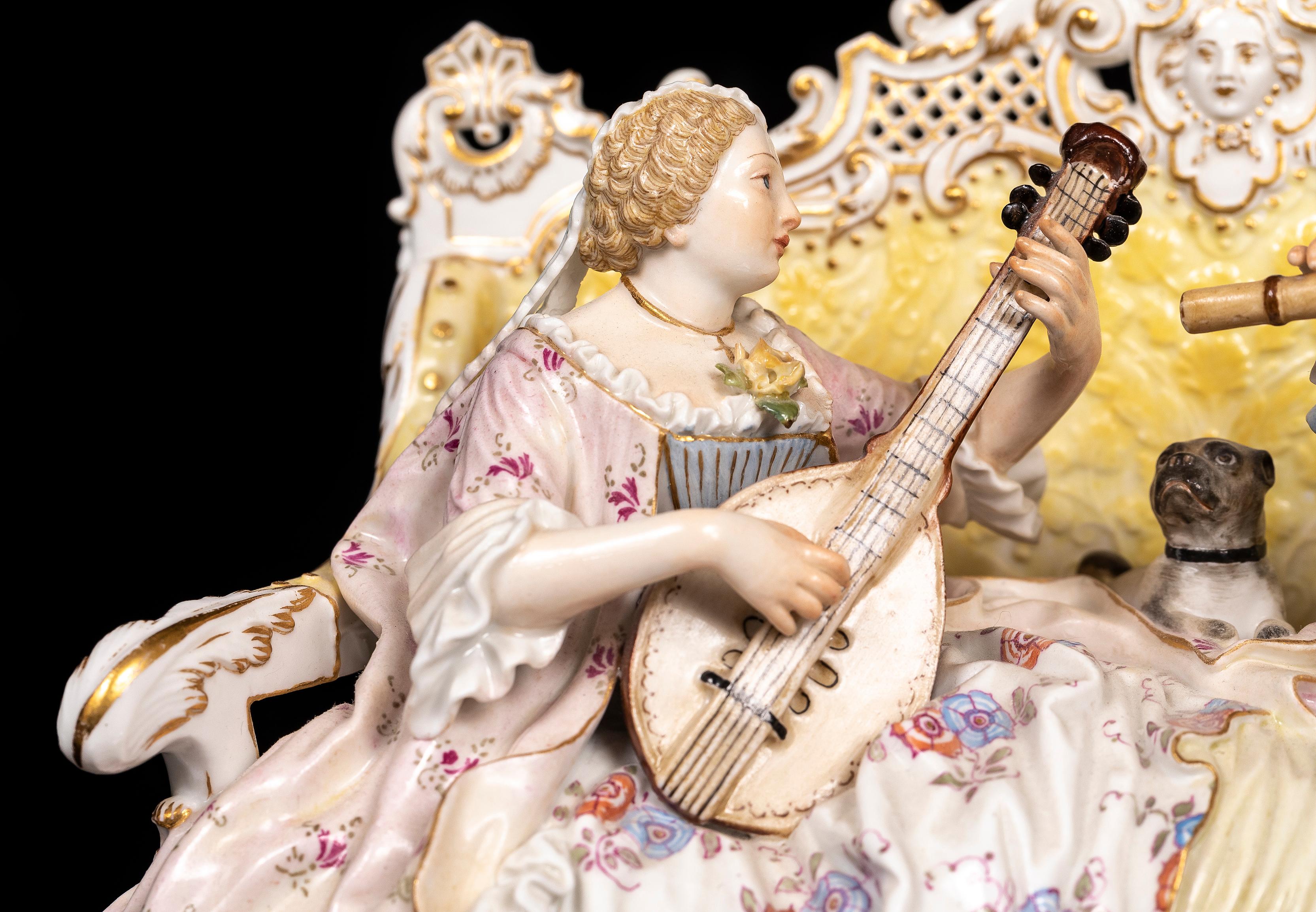Meissener Porzellan Figurengruppe Musikantenliebhaber auf Sofa, nach J.J. Kandler (Mittleres 19. Jahrhundert) im Angebot