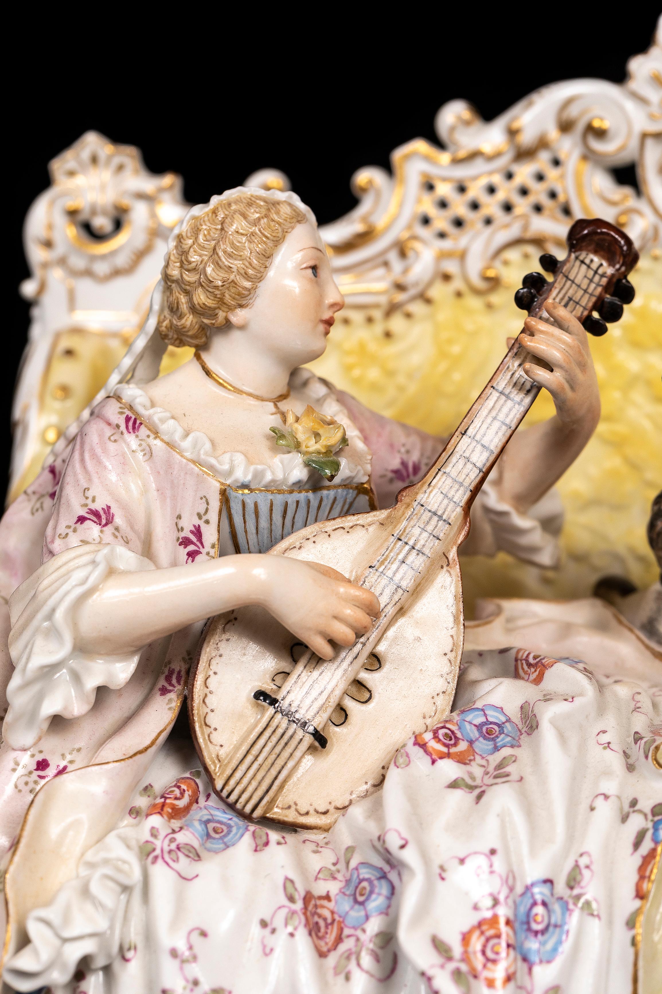Meissener Porzellan Figurengruppe Musikantenliebhaber auf Sofa, nach J.J. Kandler im Angebot 1