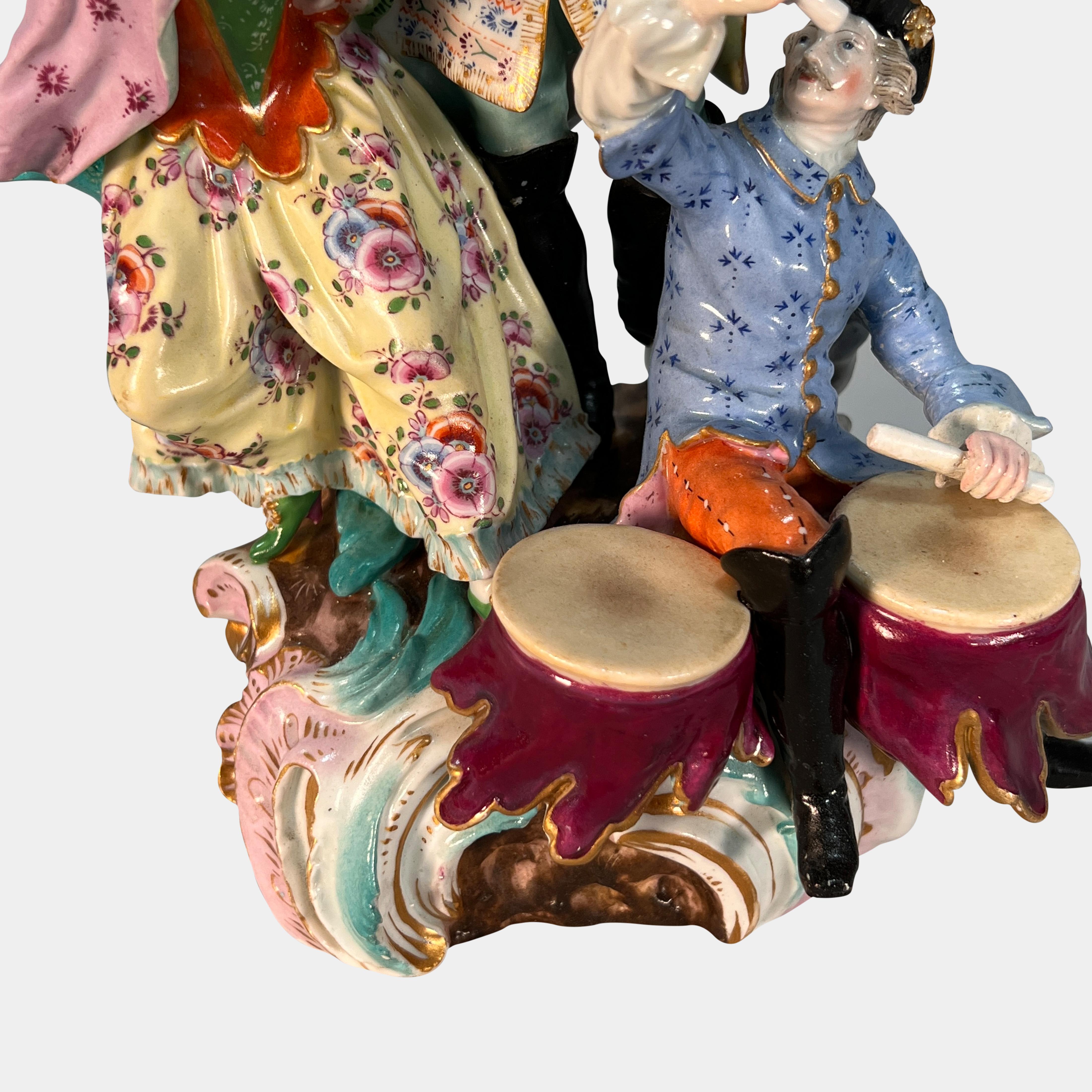 Groupe figuratif en porcelaine de Meissen avec un musicien jouant des tambours en vente 3