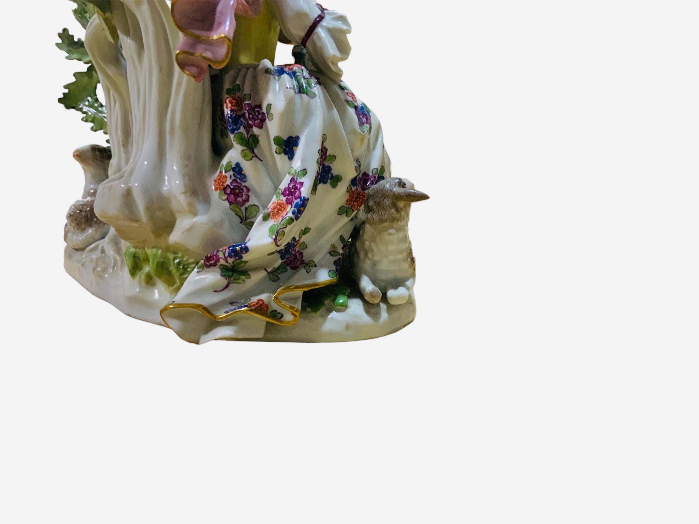 Grupo de figuras de porcelana de Meissen de una pastora y un soldado en venta 11