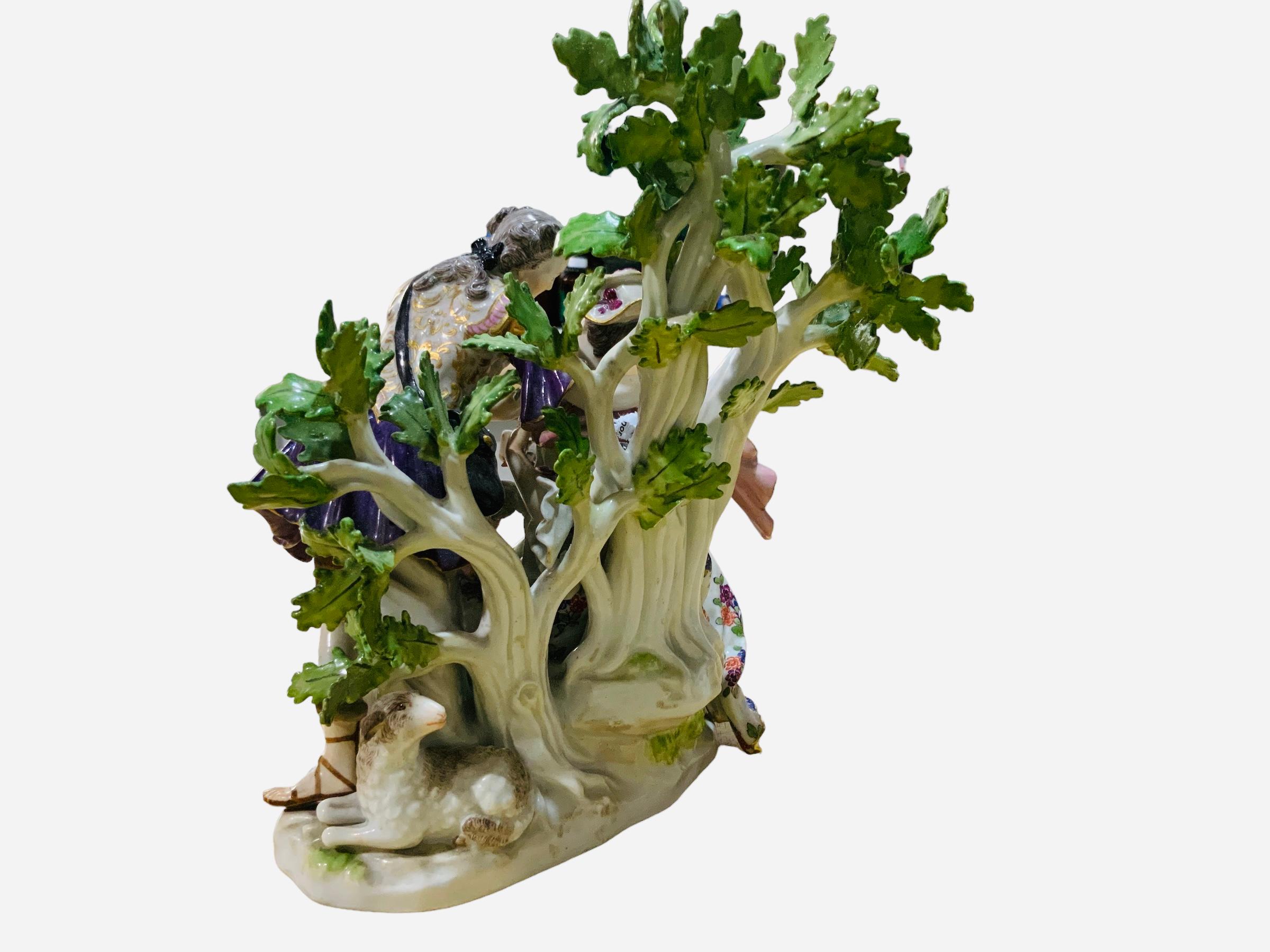 Se trata de un grupo de figuras de Meissen Porcelain de una pastora y un soldado. Representa una escena pastoral de esta pareja romántica, ella sentada en la hierba con una carta en la mano bajo un árbol mientras él la abraza y le entrega un ramo de