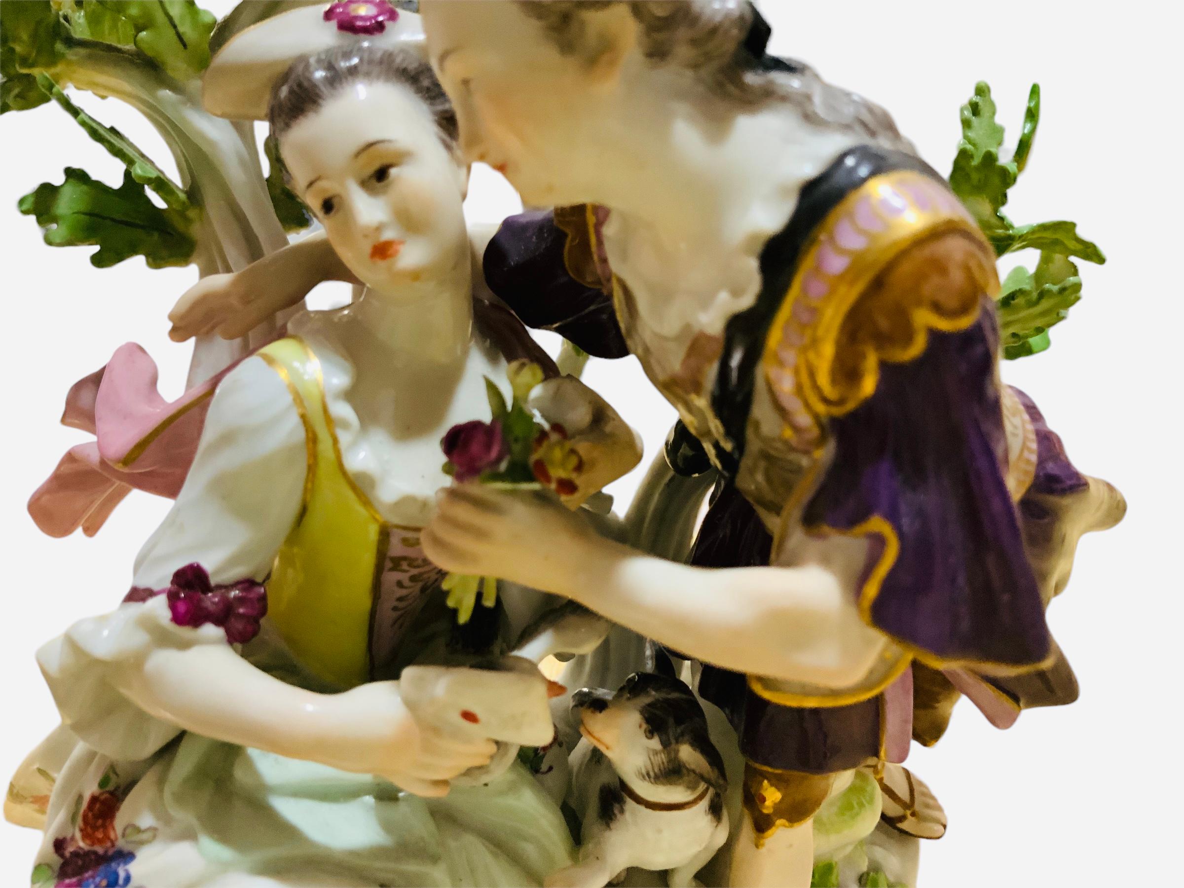 Grupo de figuras de porcelana de Meissen de una pastora y un soldado en venta 2