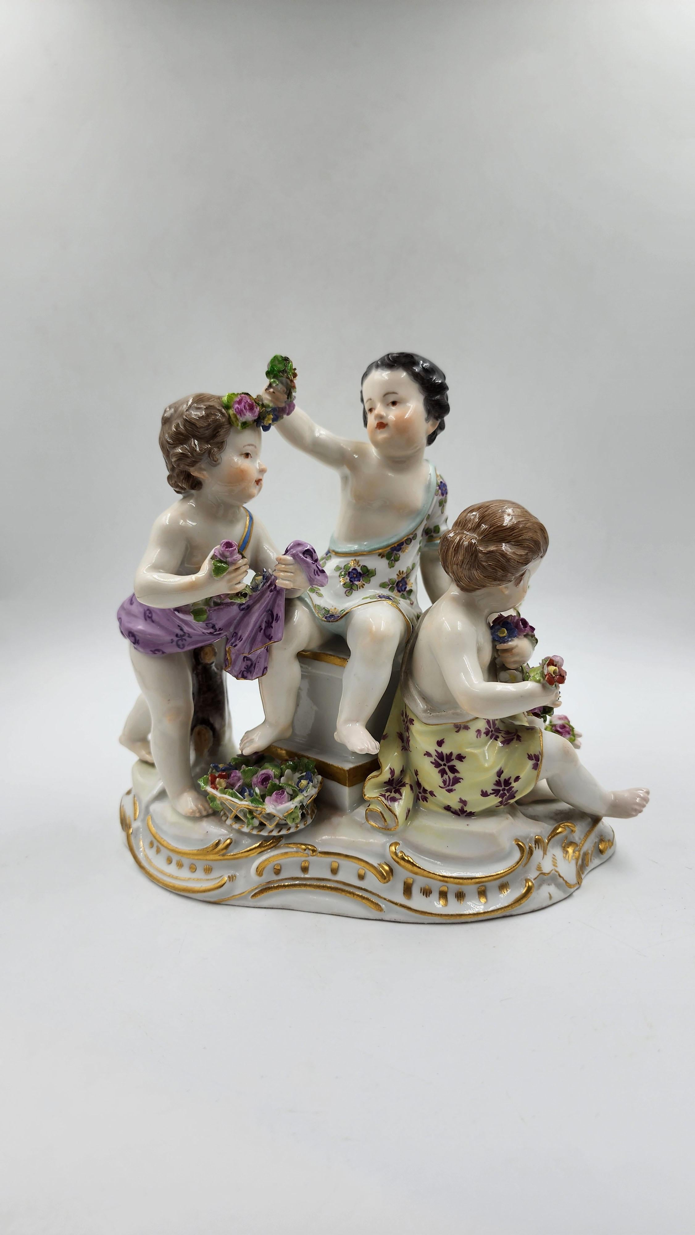 Art Nouveau Figura di Meissen Porcelain Gruppo di putti con fiori in vendita