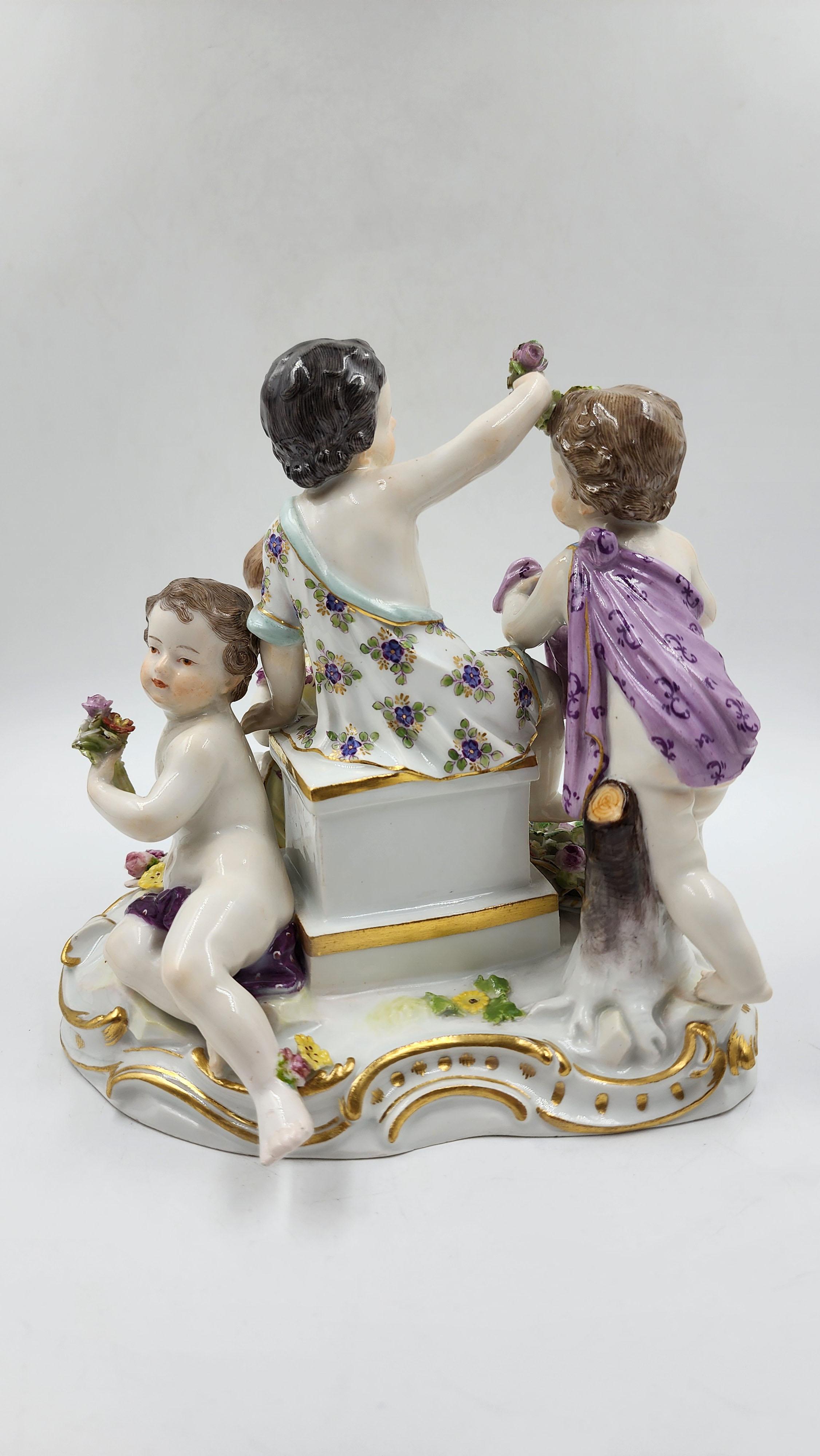 Fatto a mano Figura di Meissen Porcelain Gruppo di putti con fiori in vendita