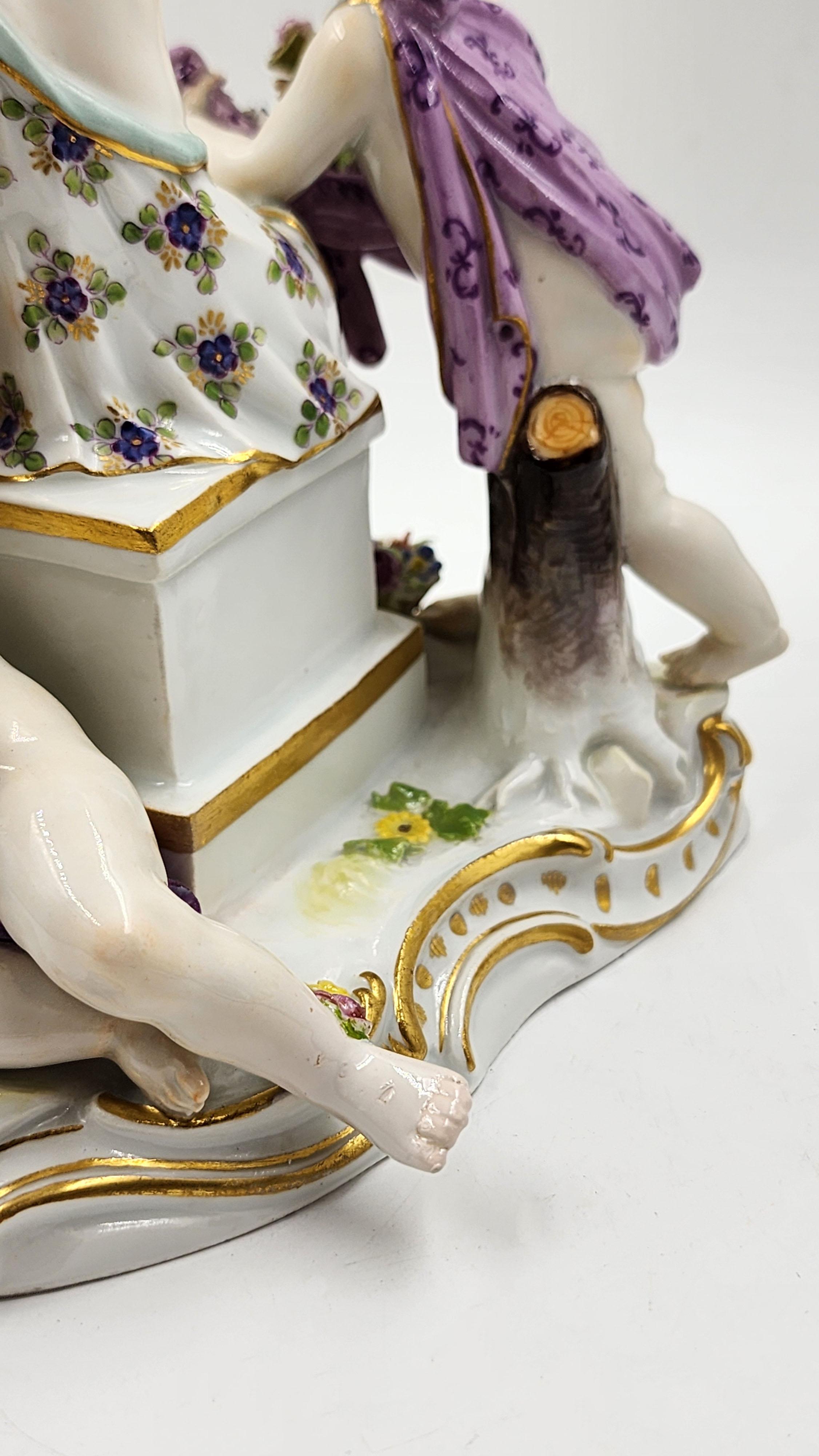 Figura di Meissen Porcelain Gruppo di putti con fiori In condizioni buone in vendita a Autonomous City Buenos Aires, CABA