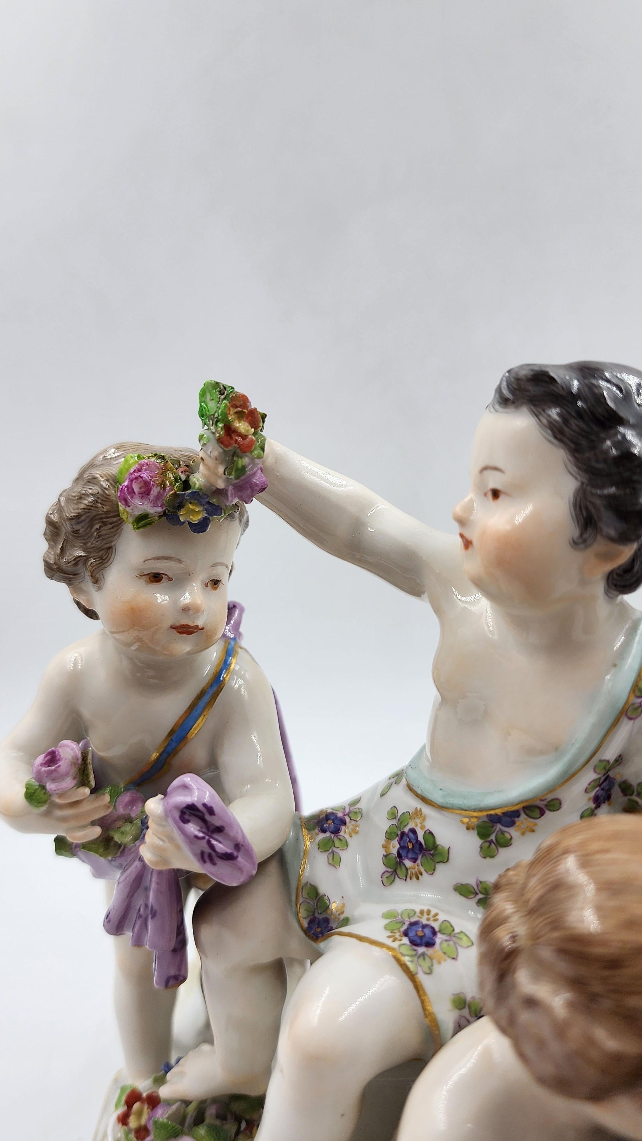 Porcellana Figura di Meissen Porcelain Gruppo di putti con fiori in vendita