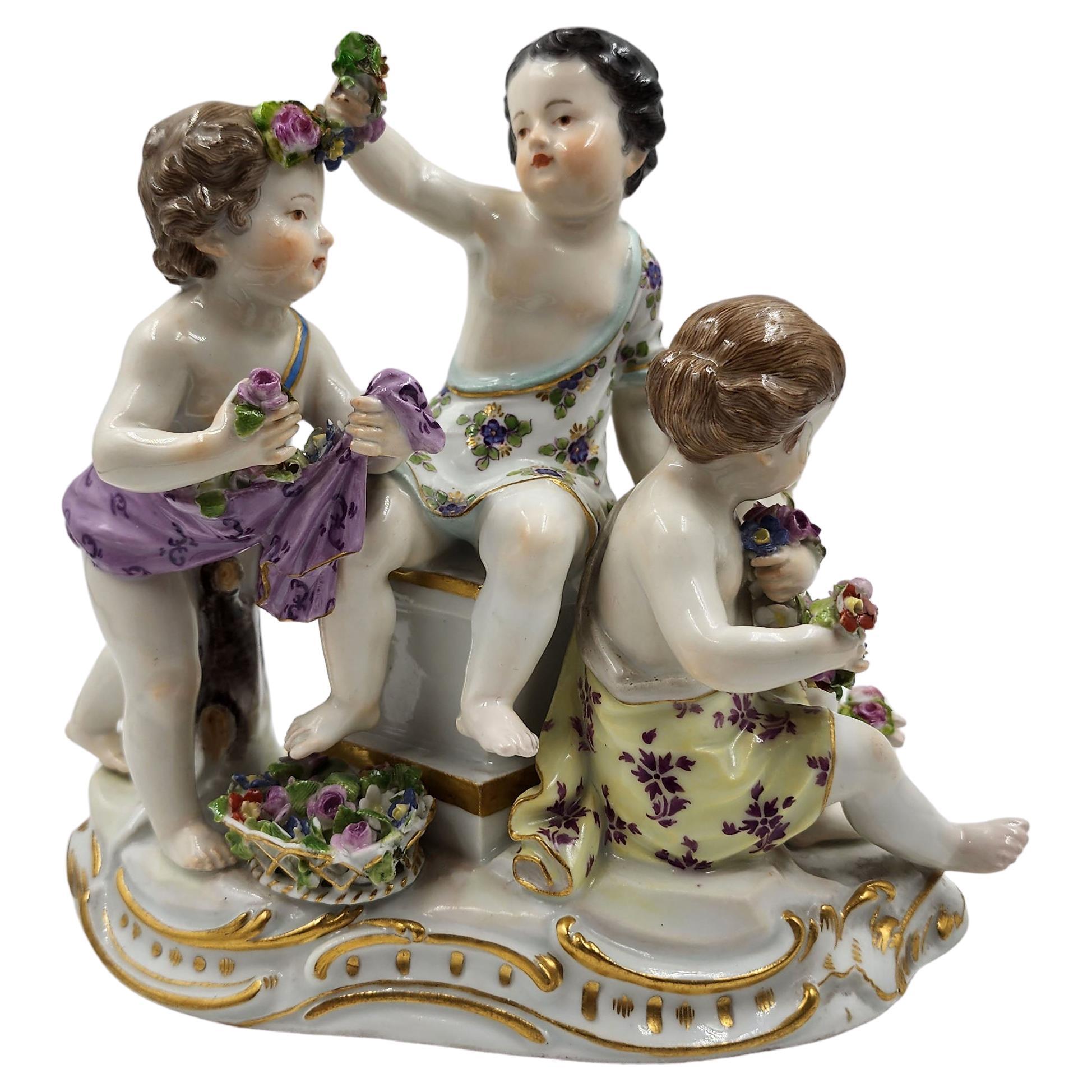 Figura di Meissen Porcelain Gruppo di putti con fiori in vendita
