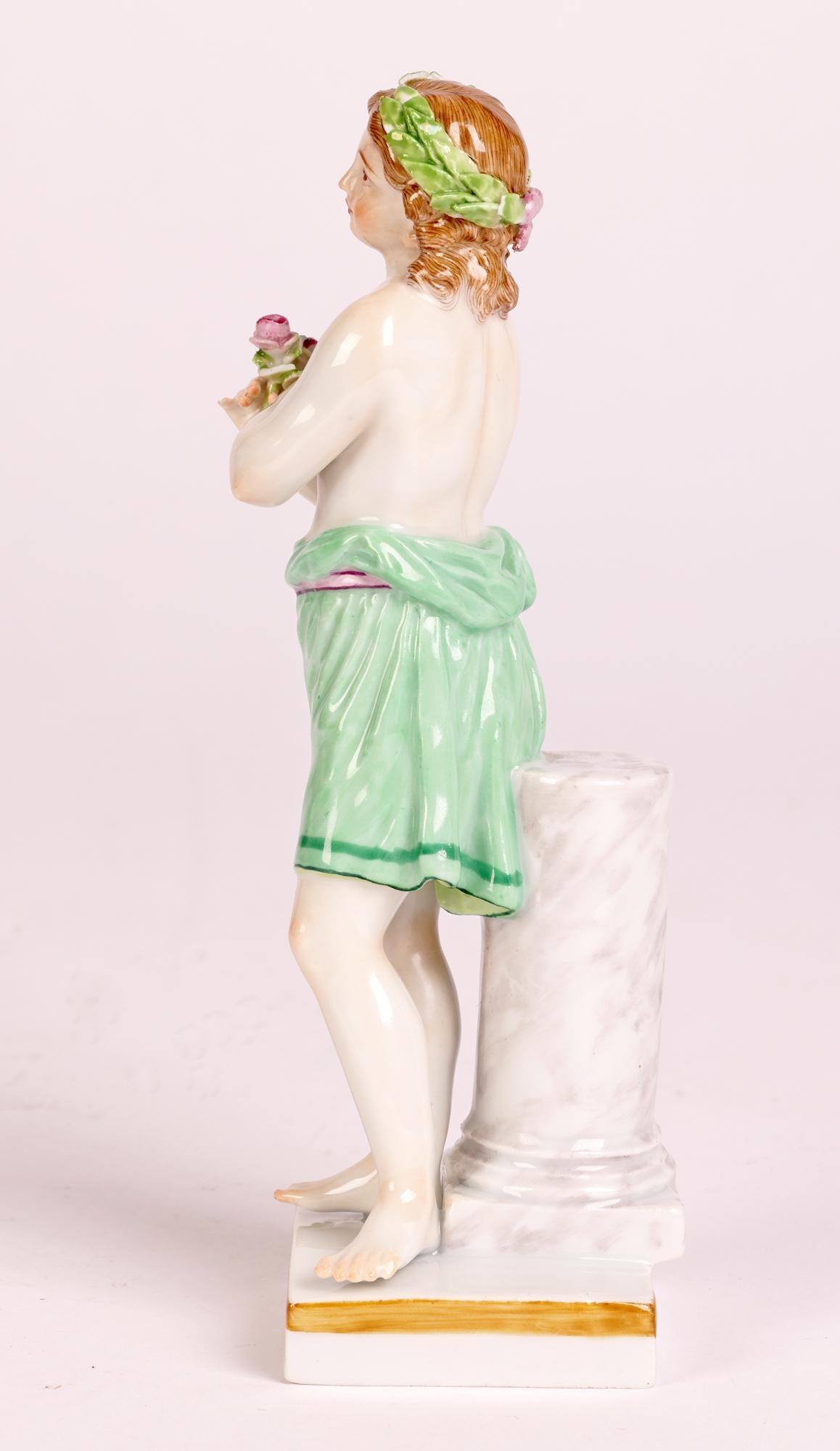 Porcelaine Figure en porcelaine de Meissen d'un garçon classique tenant des fleurs en vente