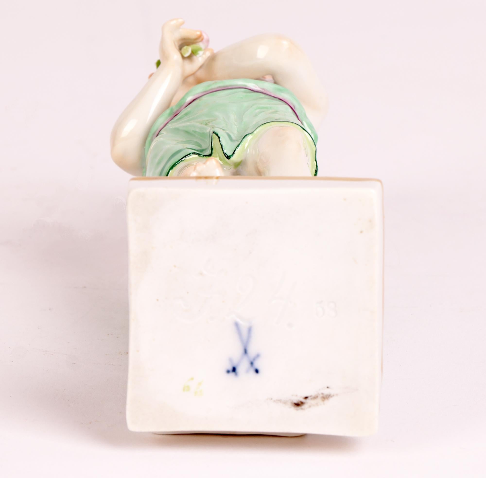 Figure en porcelaine de Meissen d'un garçon classique tenant des fleurs en vente 1