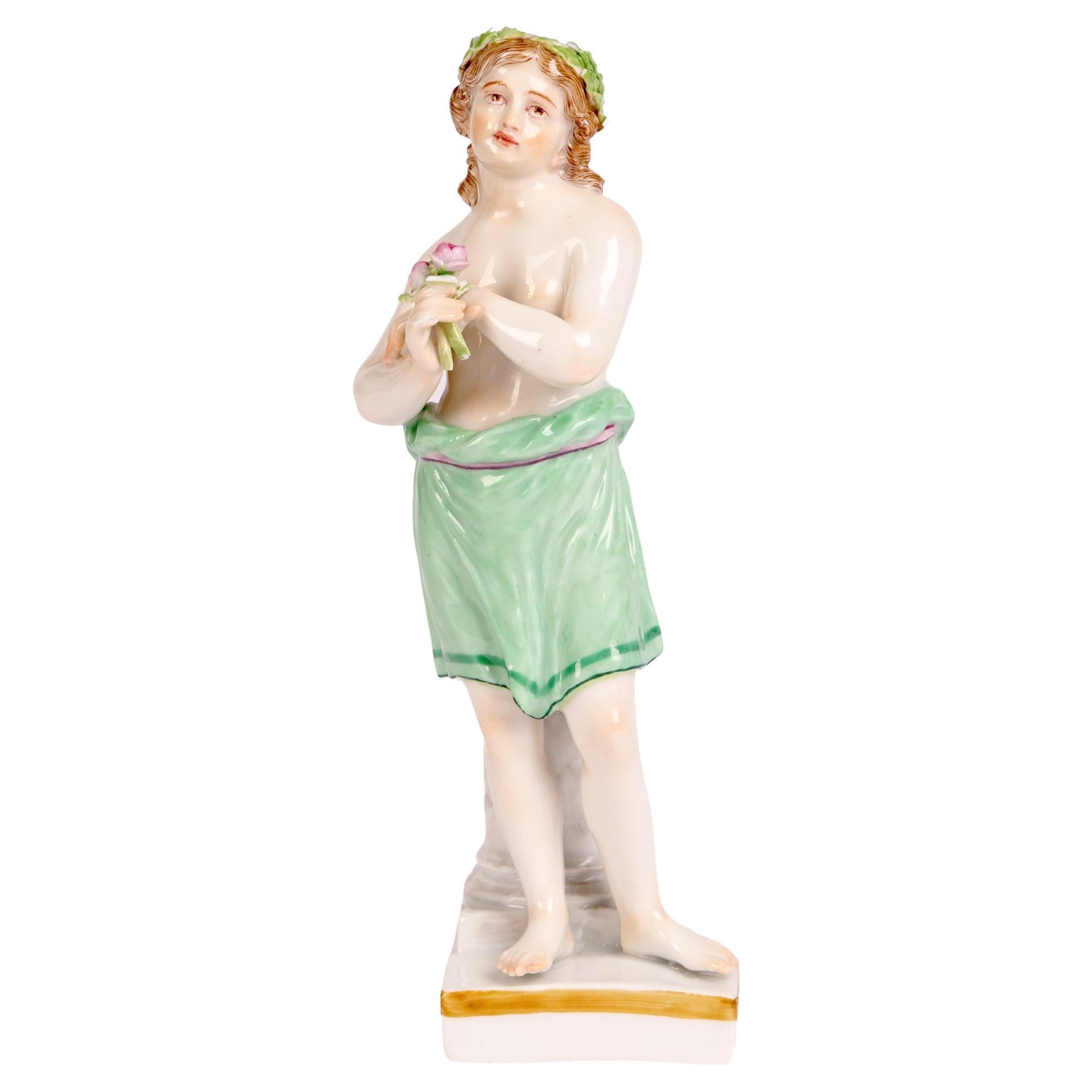 Figure en porcelaine de Meissen d'un garçon classique tenant des fleurs en vente