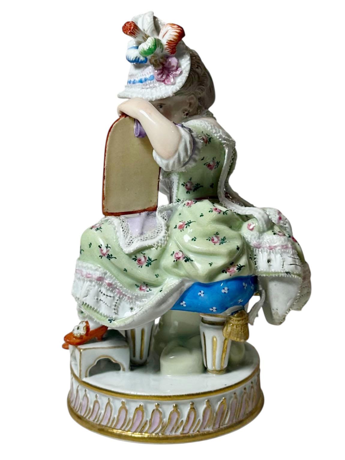 Inizio XVIII secolo Meissen Porcelain Figure of a Girl with a Dog and Looking Glass in vendita