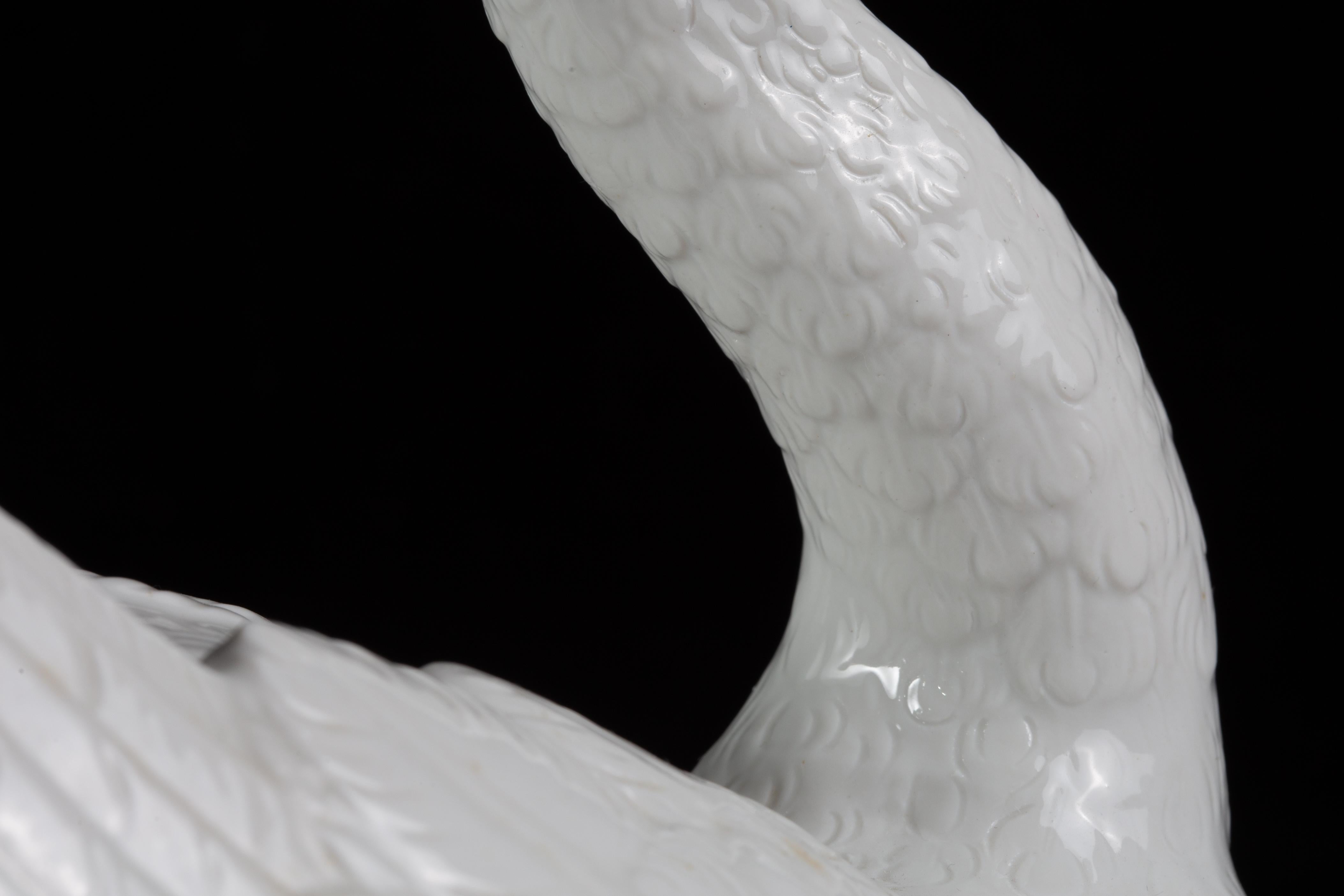 Figure de cygne en porcelaine de Meissen, d'après un modèle de Johann Joachim Kändler en vente 2