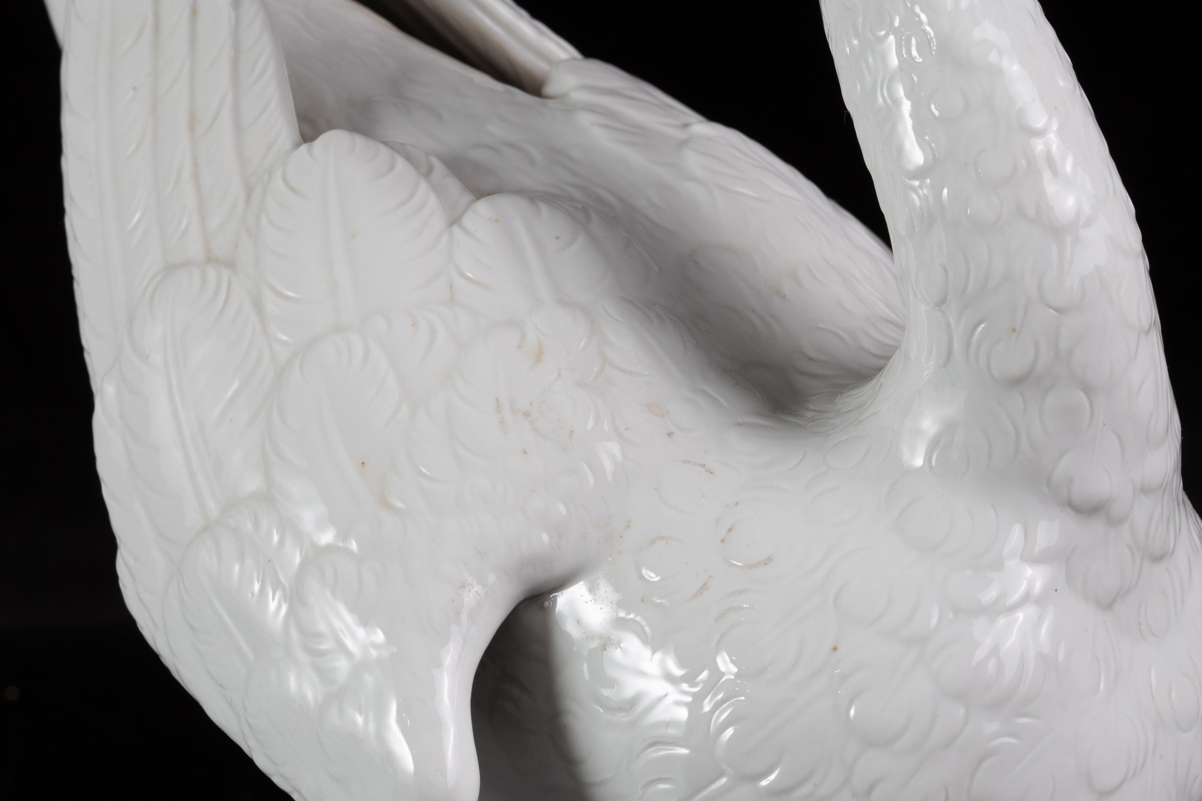 Figure de cygne en porcelaine de Meissen, d'après un modèle de Johann Joachim Kändler en vente 3