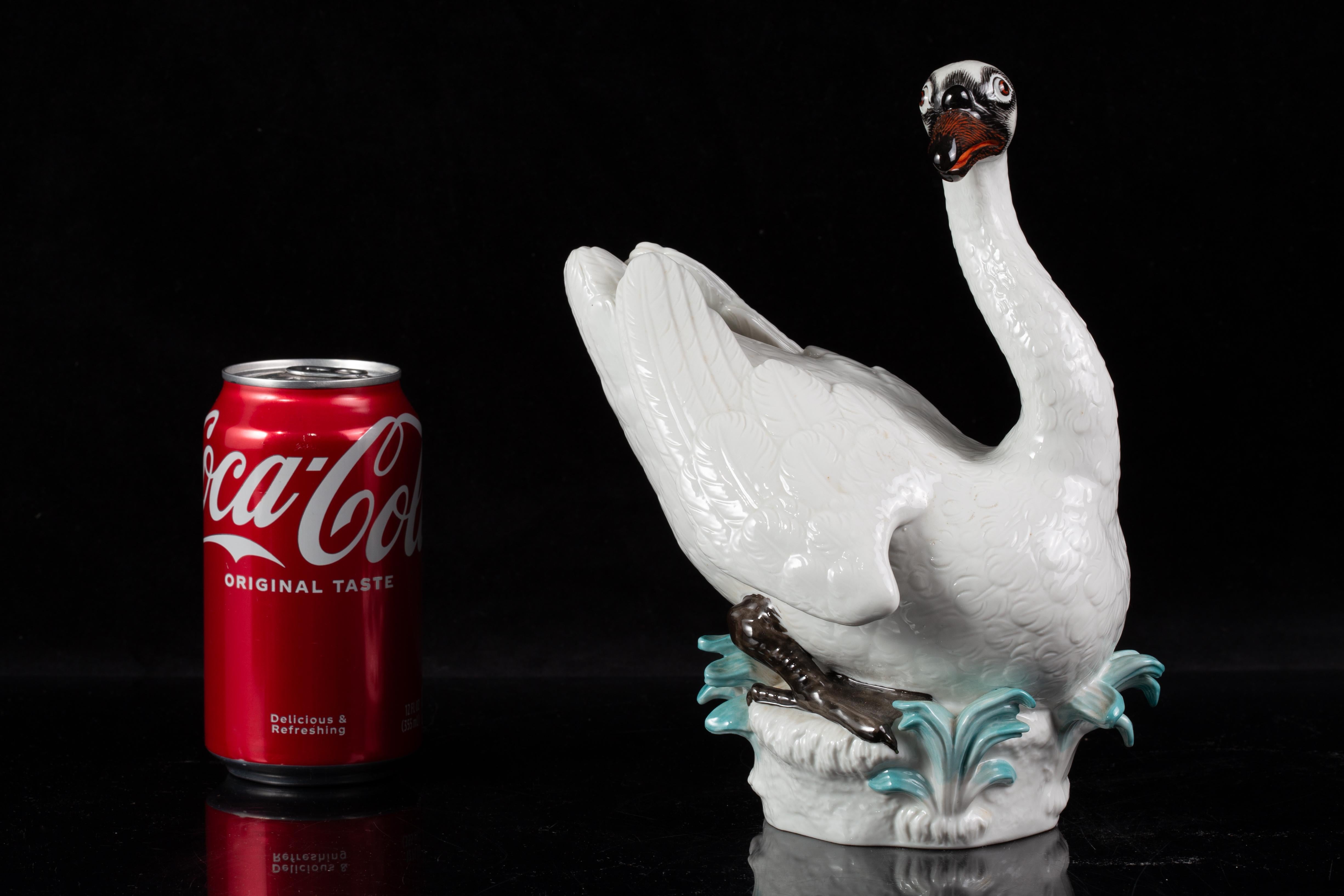 Figure de cygne en porcelaine de Meissen

Cette figurine en porcelaine représente un cygne modelé dans une posture réaliste, les ailes partiellement relevées et le cou gracieusement arqué. La surface est moulée avec un plumage détaillé, chaque plume