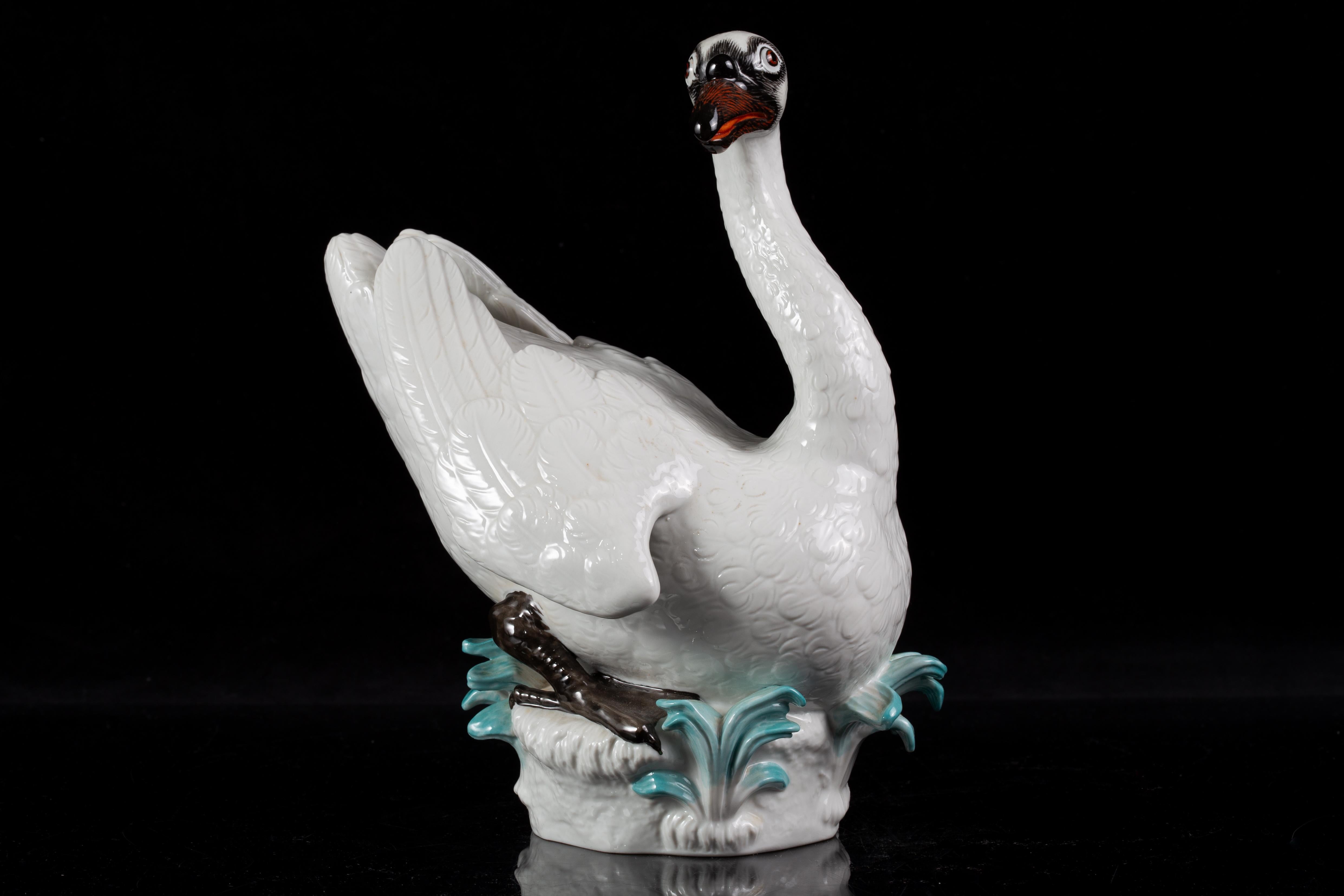 Rococo Figure de cygne en porcelaine de Meissen, d'après un modèle de Johann Joachim Kändler en vente