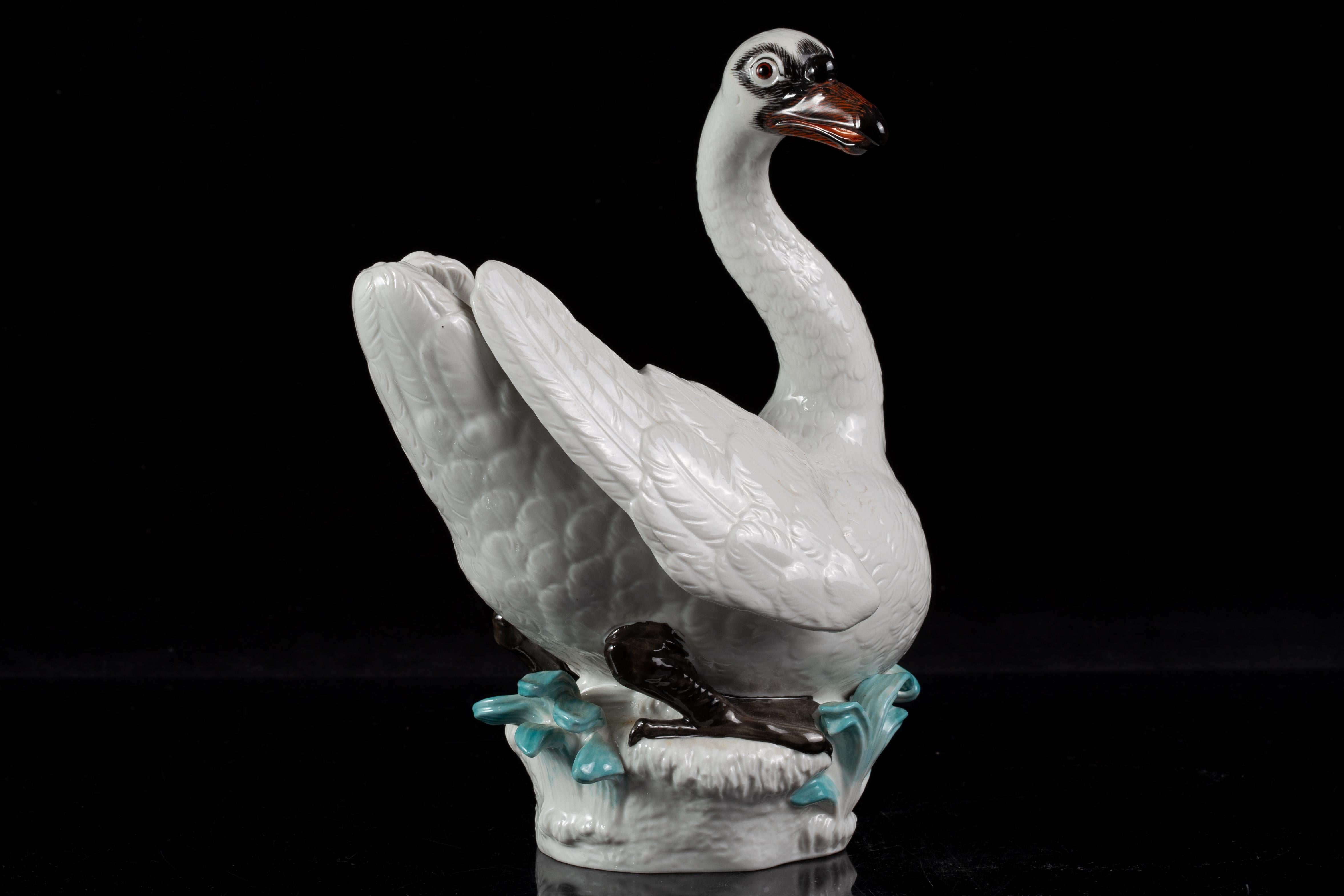 Vernissé Figure de cygne en porcelaine de Meissen, d'après un modèle de Johann Joachim Kändler en vente