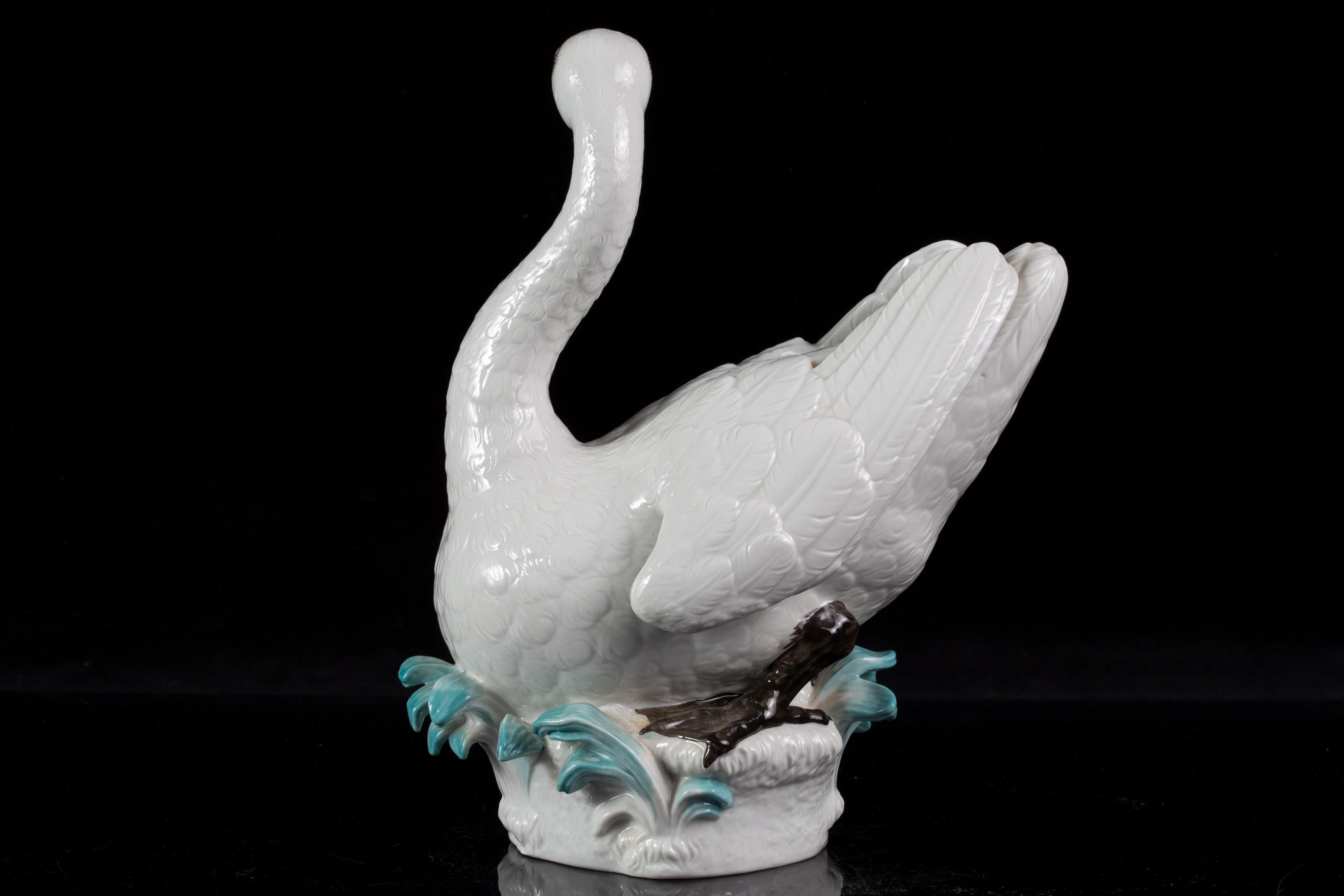 Figure de cygne en porcelaine de Meissen, d'après un modèle de Johann Joachim Kändler Excellent état - En vente à New York, NY
