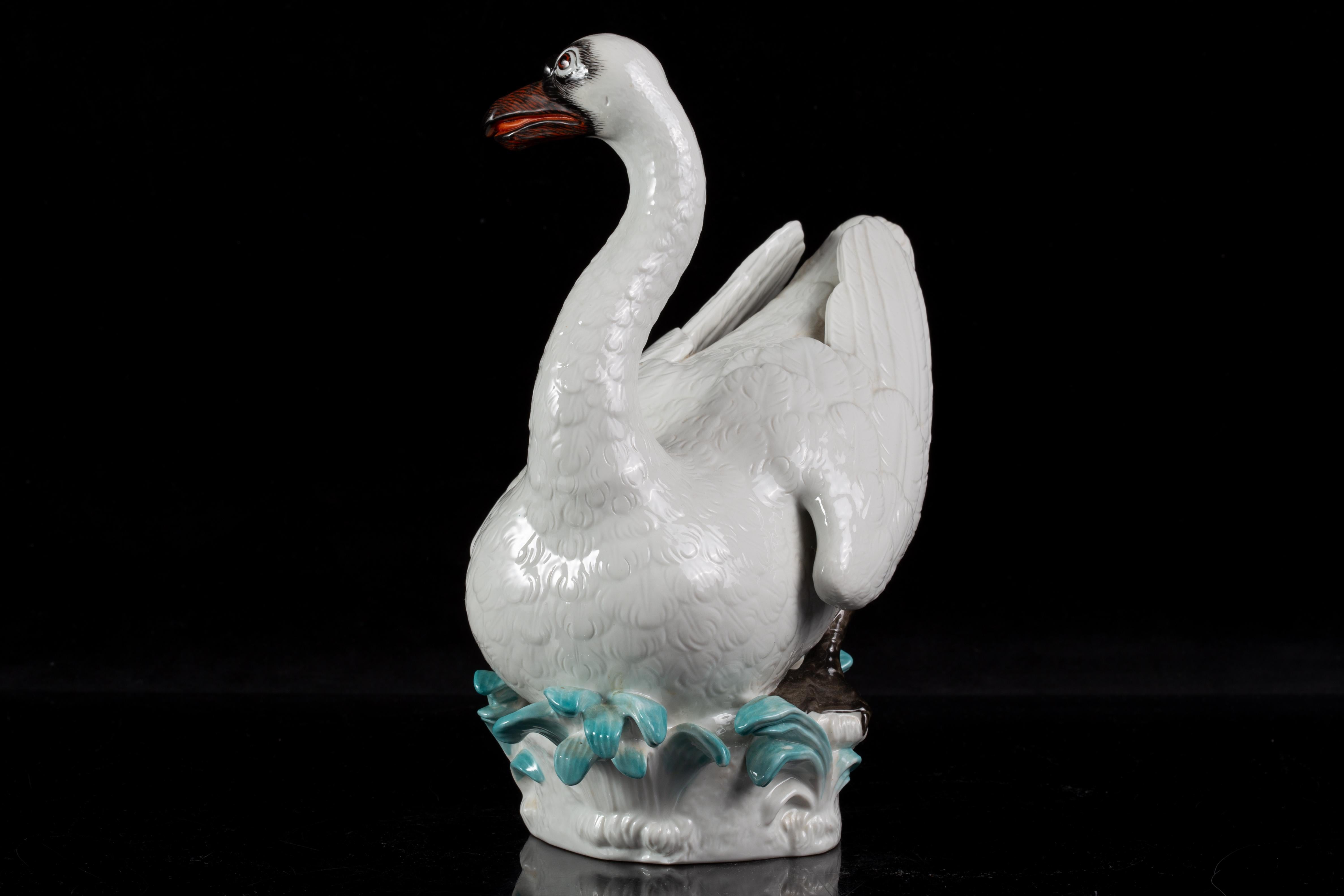 Porcelaine Figure de cygne en porcelaine de Meissen, d'après un modèle de Johann Joachim Kändler en vente
