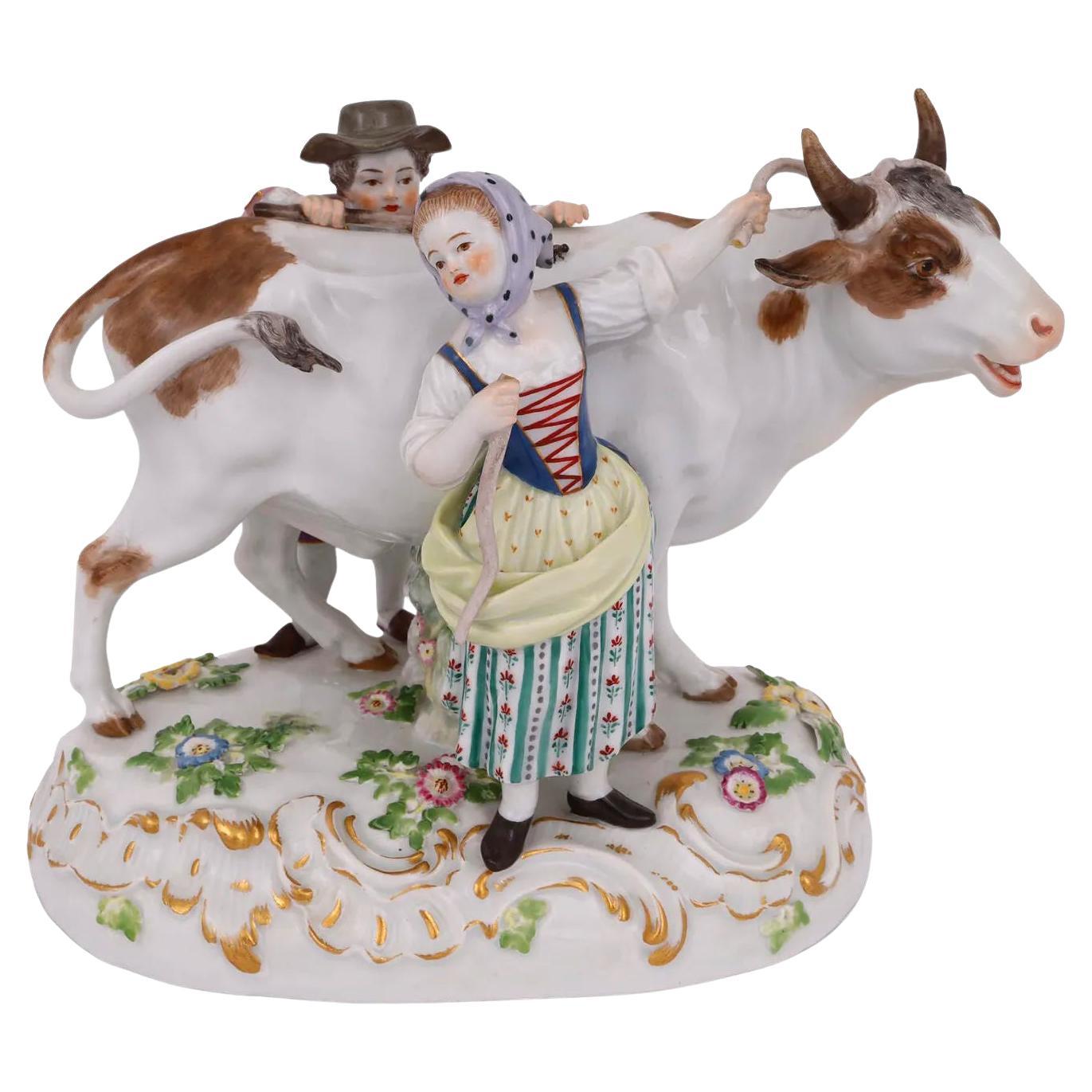 Figurine en porcelaine de Meissen représentant un taureau avec un garçon et une fille