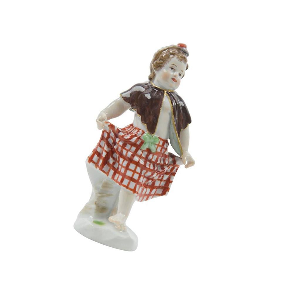 Allemand Meissen Porcelain Figurine d'un chérubin représentant une jeune fille écossaise dansant Allemagne en vente