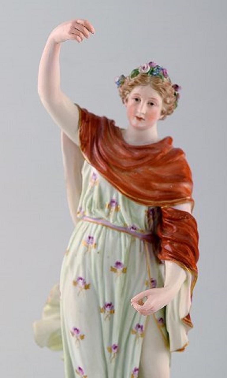 Meissen Porcelain figurine. Woman in colorful dress with floral wreath in her hair, circa 1900.
In very good condition.
Measures: 22.5 x 10 cm.
Stamped.
1st factory quality.