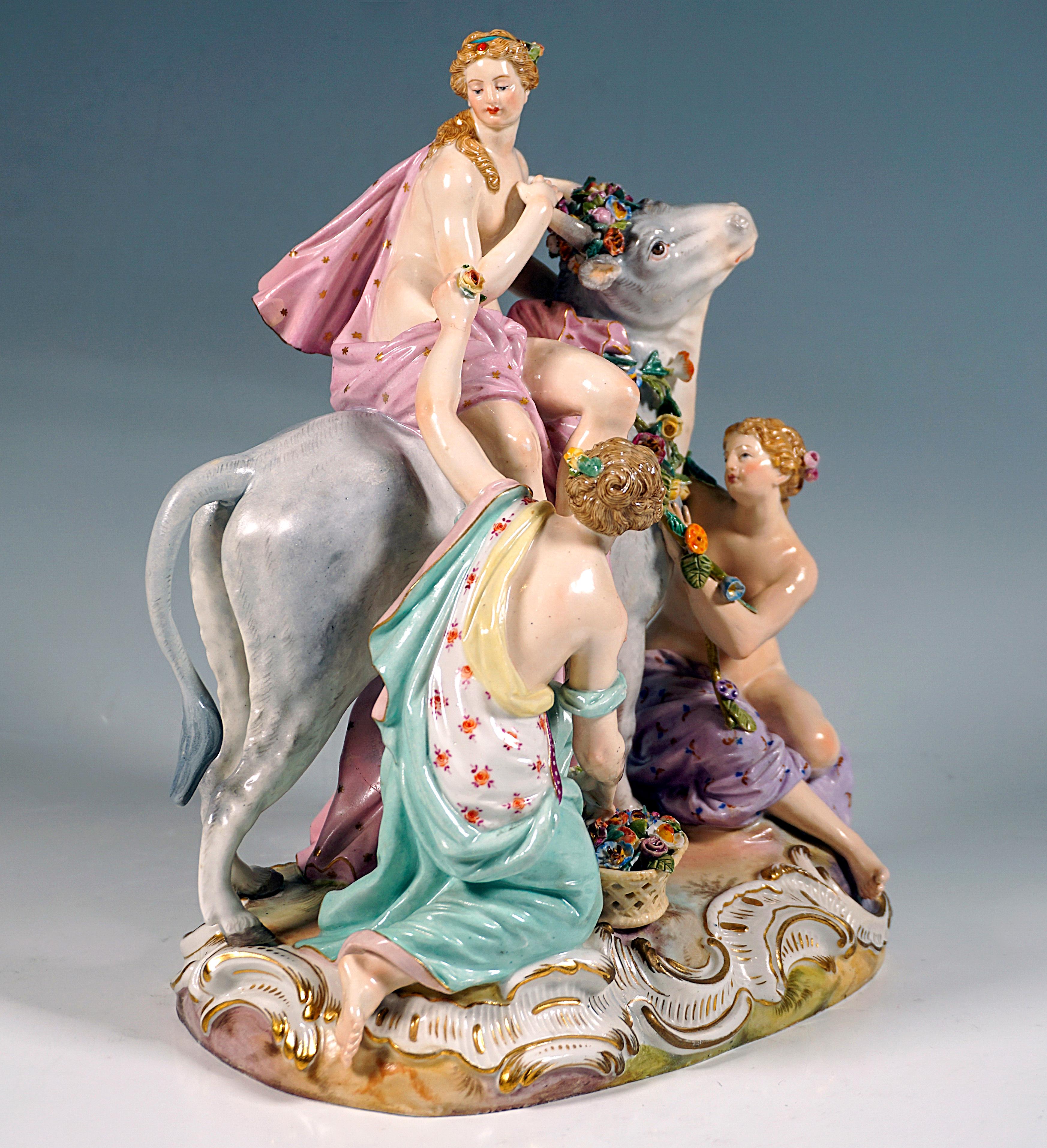 Excellent grand groupe de figurines Meissen Vers 1860 :
La belle et jeune Europe, mère primordiale du continent, les cheveux attachés et ornés de fleurs, est assise de profil sur le taureau blanc et fort, qui est en fait le père transformé du dieu