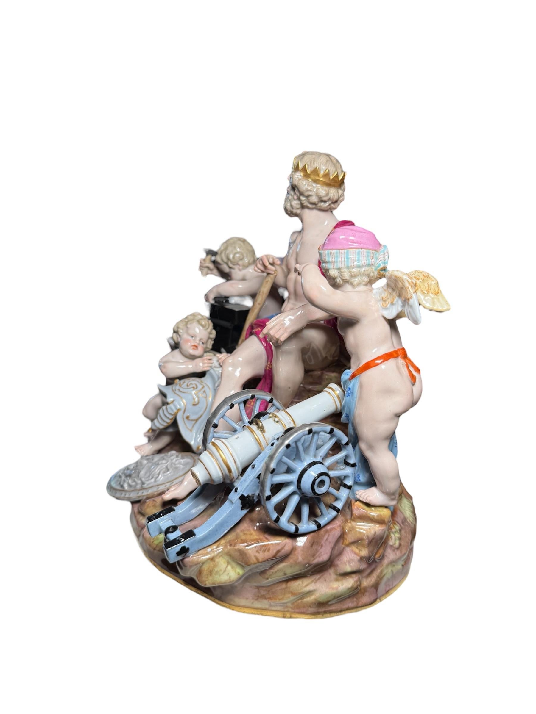 Si tratta di una scultura di gruppo in Meissen Porcelain. Raffigura il dio greco Zeus seduto in una specie di roccia rettangolare circondato da quattro cherubini alati 