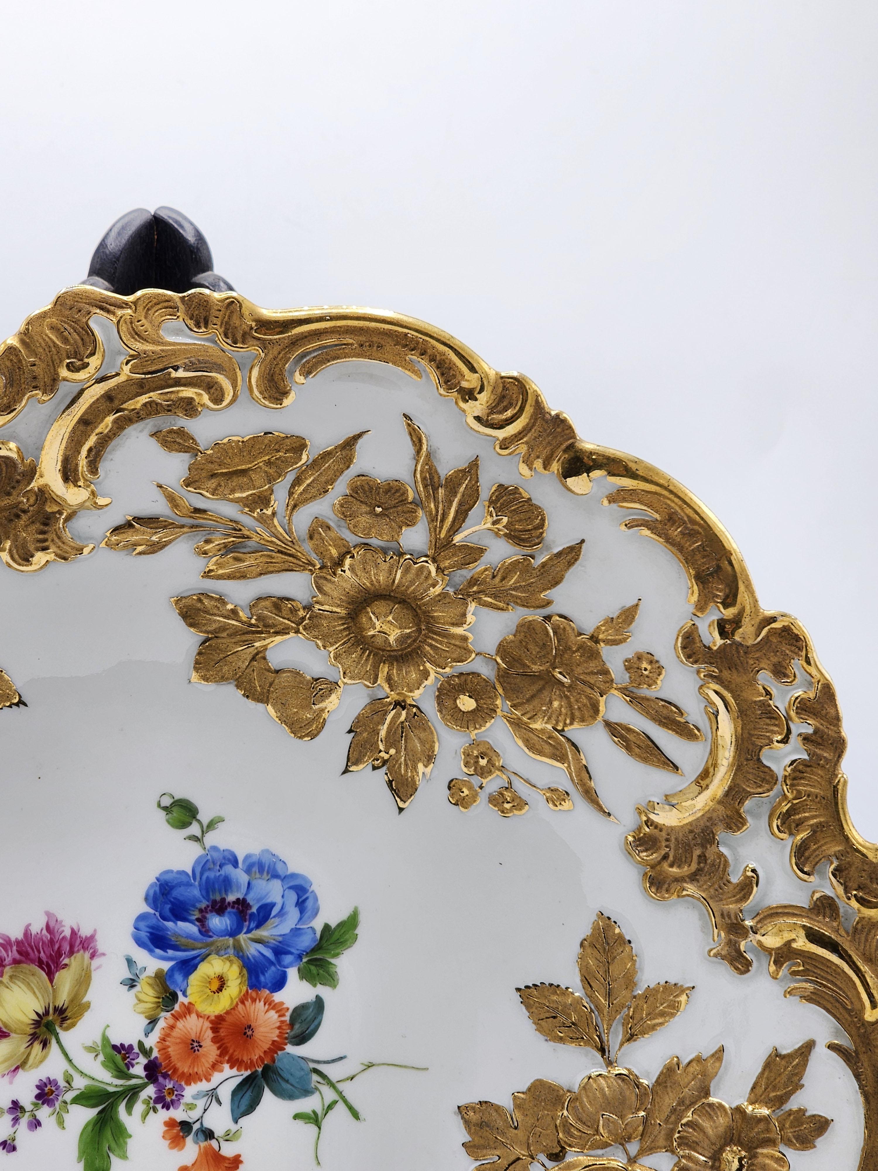 Mid-Century Modern Assiette profonde en porcelaine de Meissen peinte et dorée à la main en vente