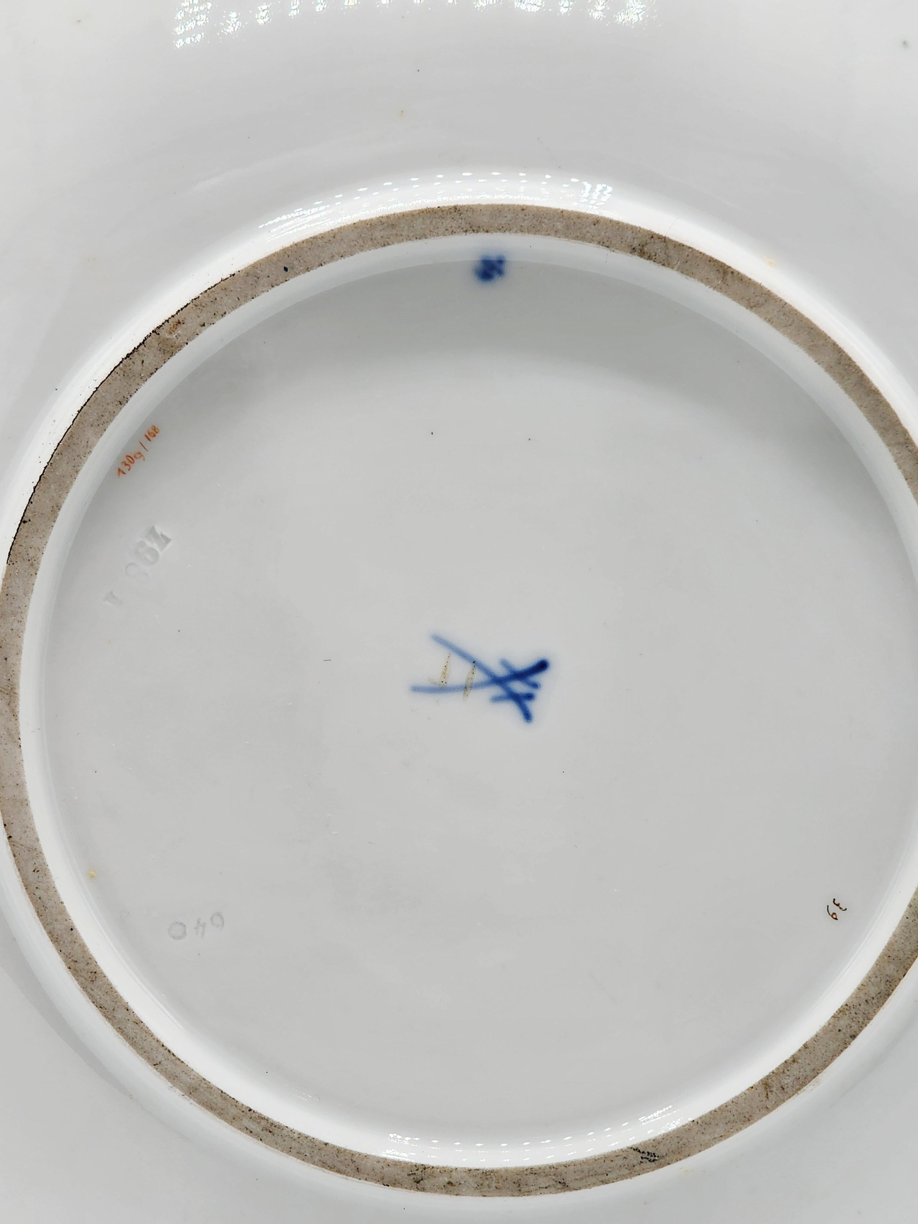 Assiette profonde en porcelaine de Meissen peinte et dorée à la main Bon état - En vente à Autonomous City Buenos Aires, CABA