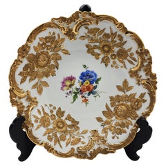 Plato hondo de porcelana de Meissen pintado a mano y dorado