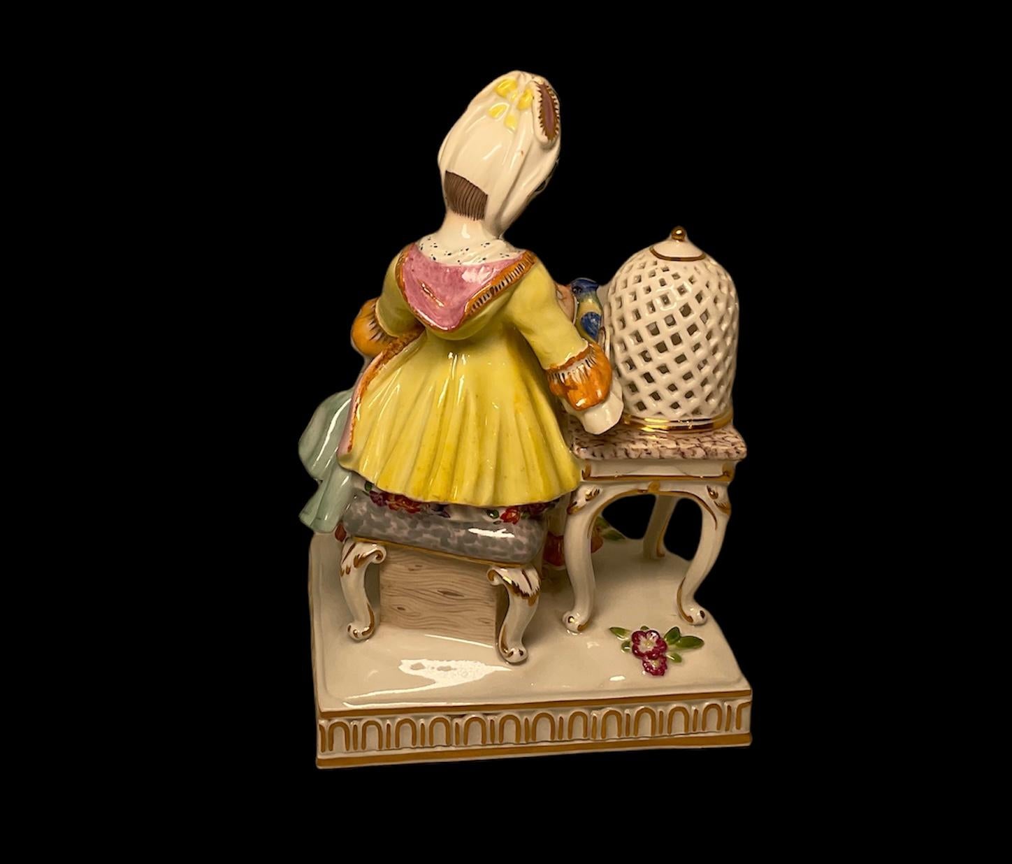 Meissener Porzellan-Damenfigur, die einen Vogel beobachtet (Barock) im Angebot