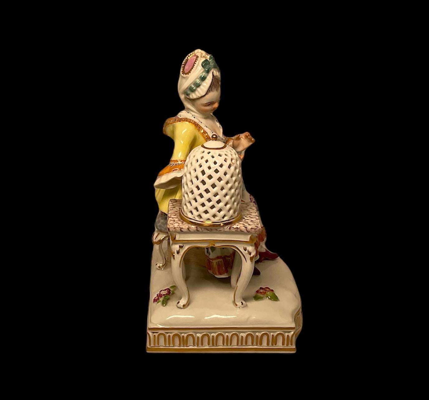 Meissener Porzellan-Damenfigur, die einen Vogel beobachtet (Deutsch) im Angebot