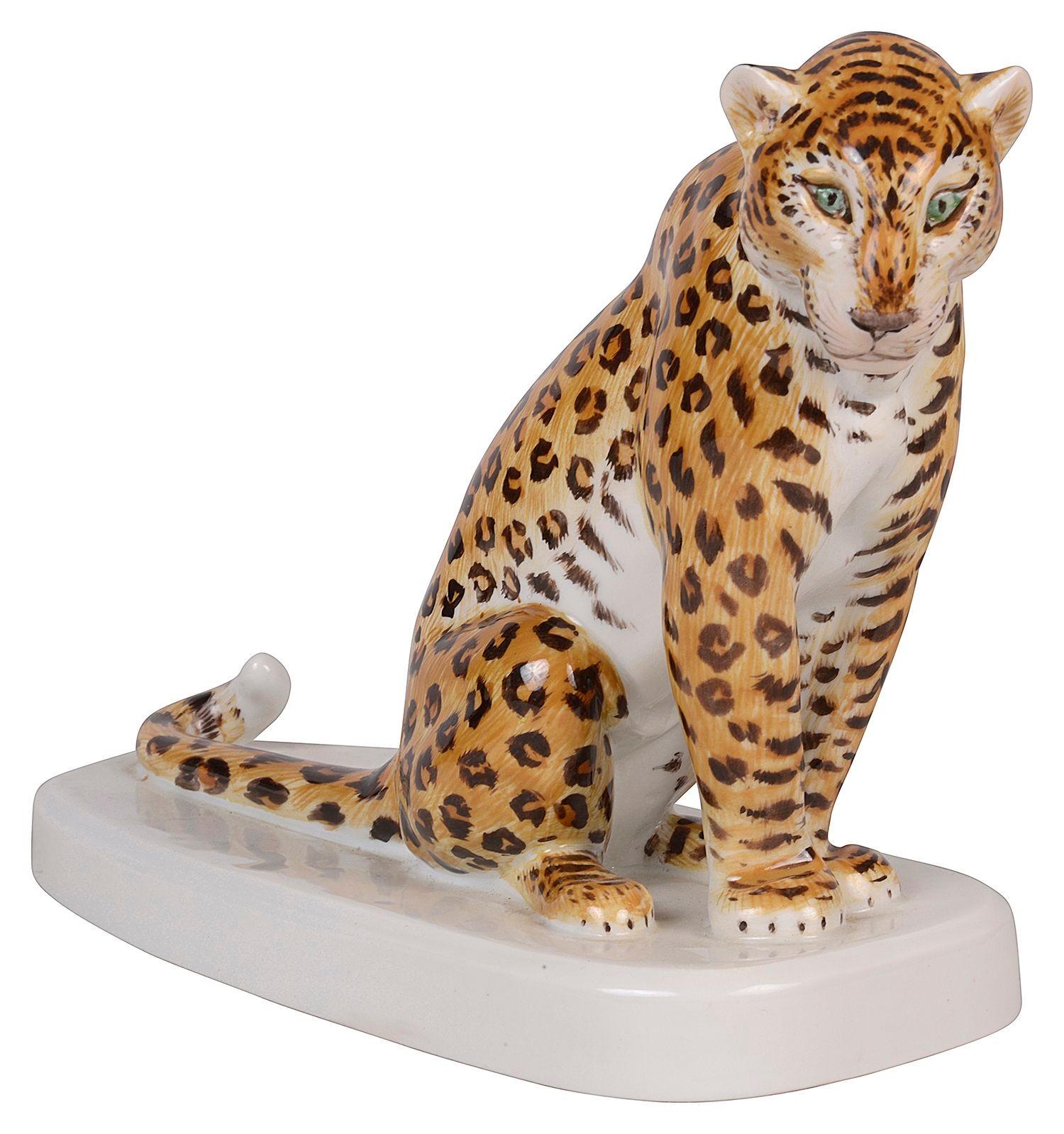 Ein charmantes Meissener Porzellanmodell eines sitzenden Leoparden auf weißem Sockel, signiert mit dem Meissener Blau gekreuzter Schwerter auf dem Sockel.

Los 71 61587 DSKZN