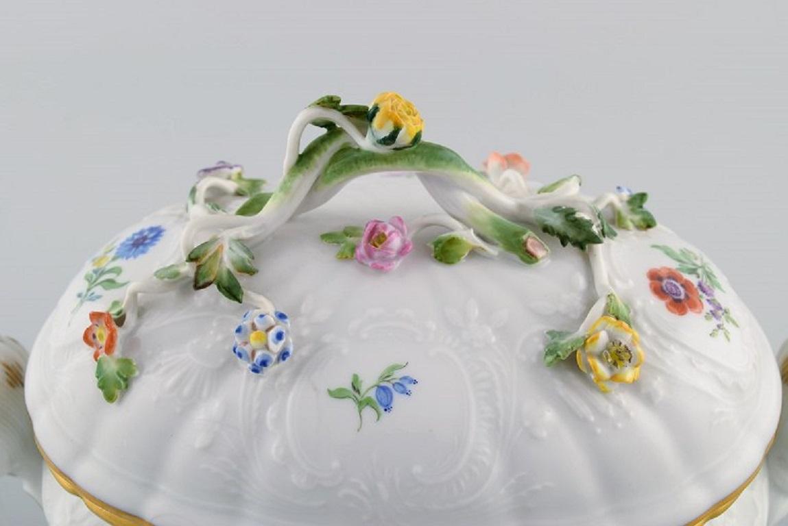 Early 20th Century Meissen Porcelain Lidded Tureen with Hand-Painted Flowers and Gold Edge For Sale