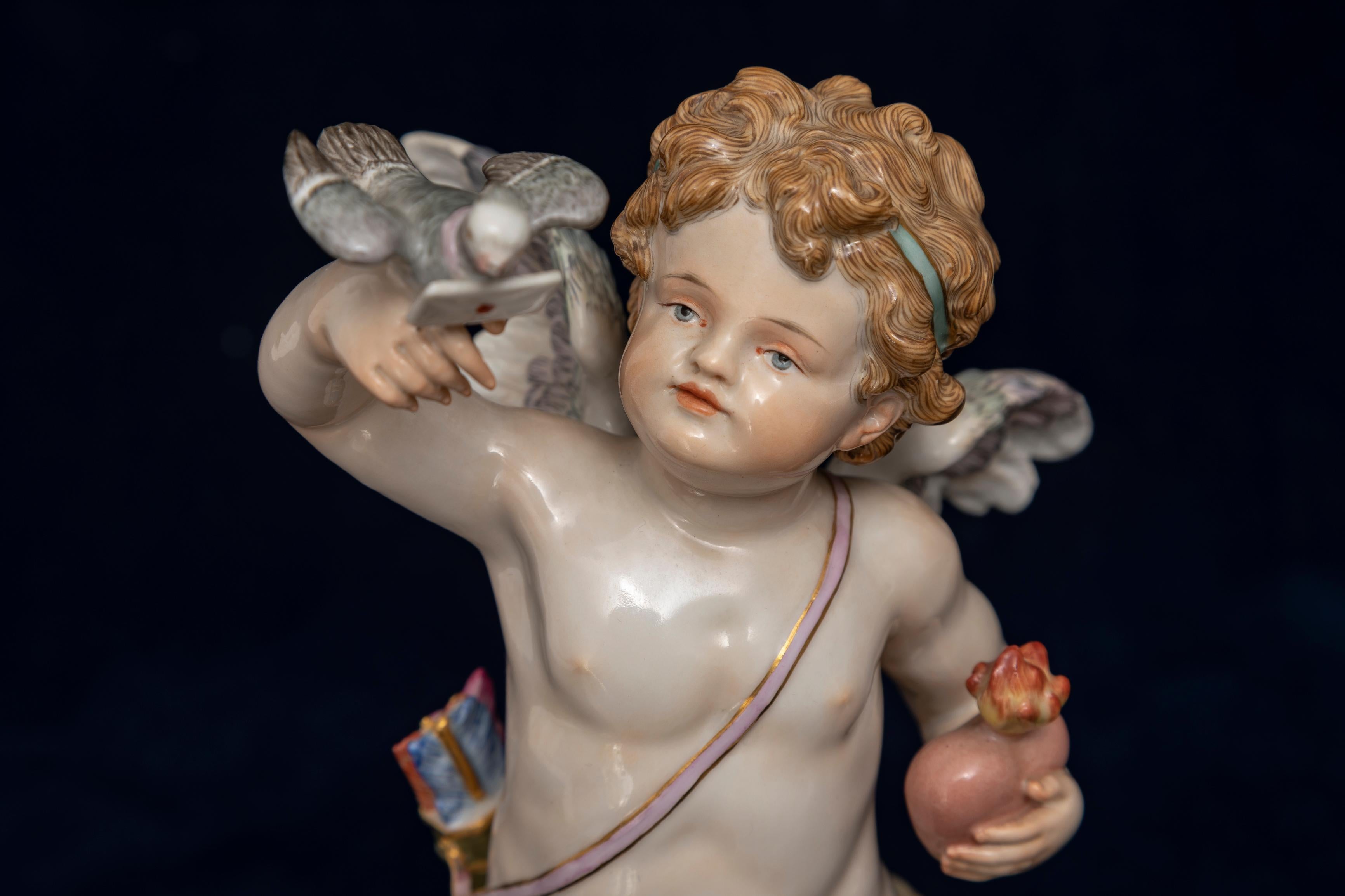 Porcelaine Meissen Porcelain, Série Amour : Cupidon envoyant une lettre d'amour avec l'oiseau de l'amour C1870 en vente