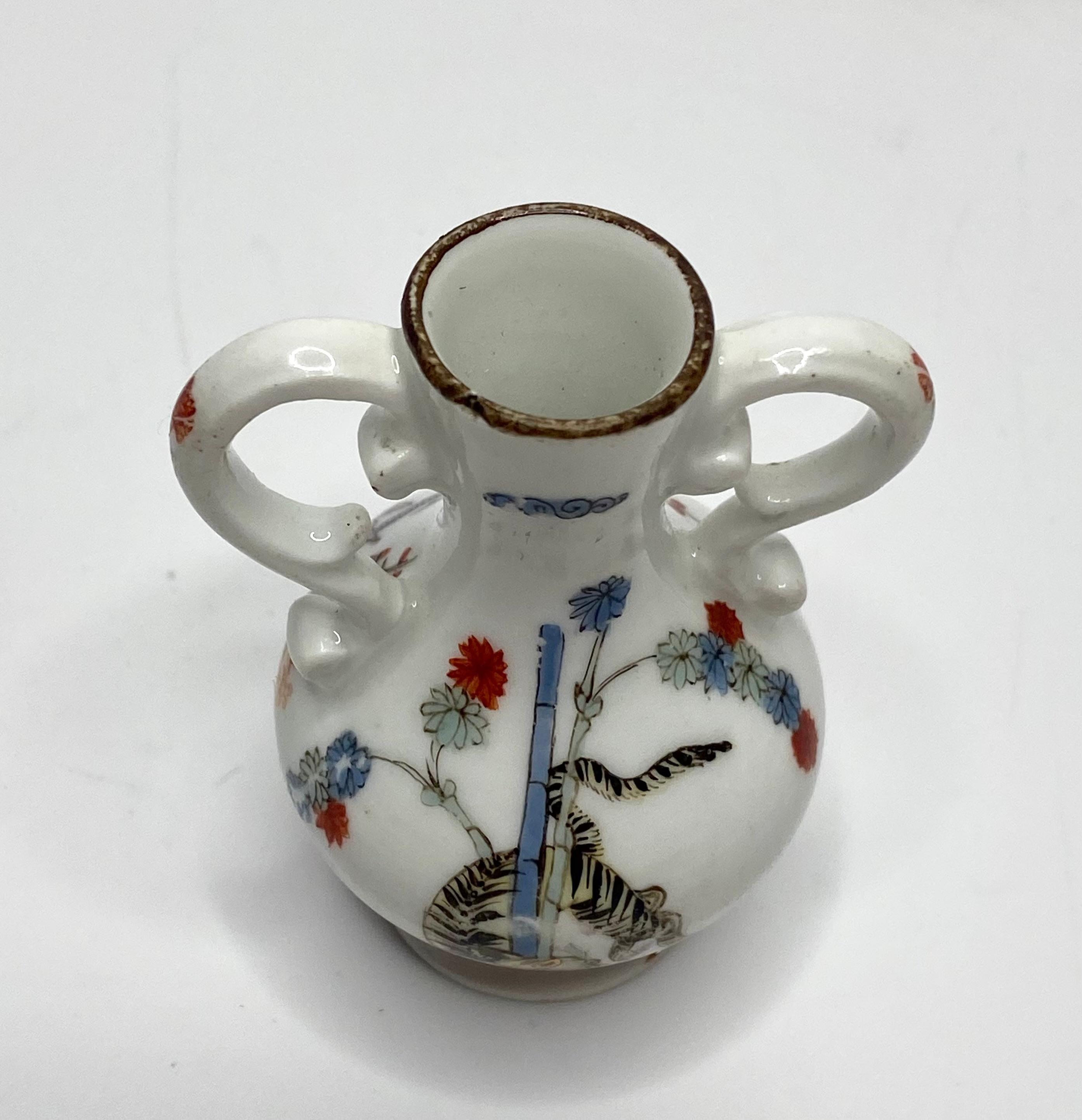 Meissen porcelain miniature vase, Kakiemon, c. 1735. In Good Condition In Gargrave, North Yorkshire