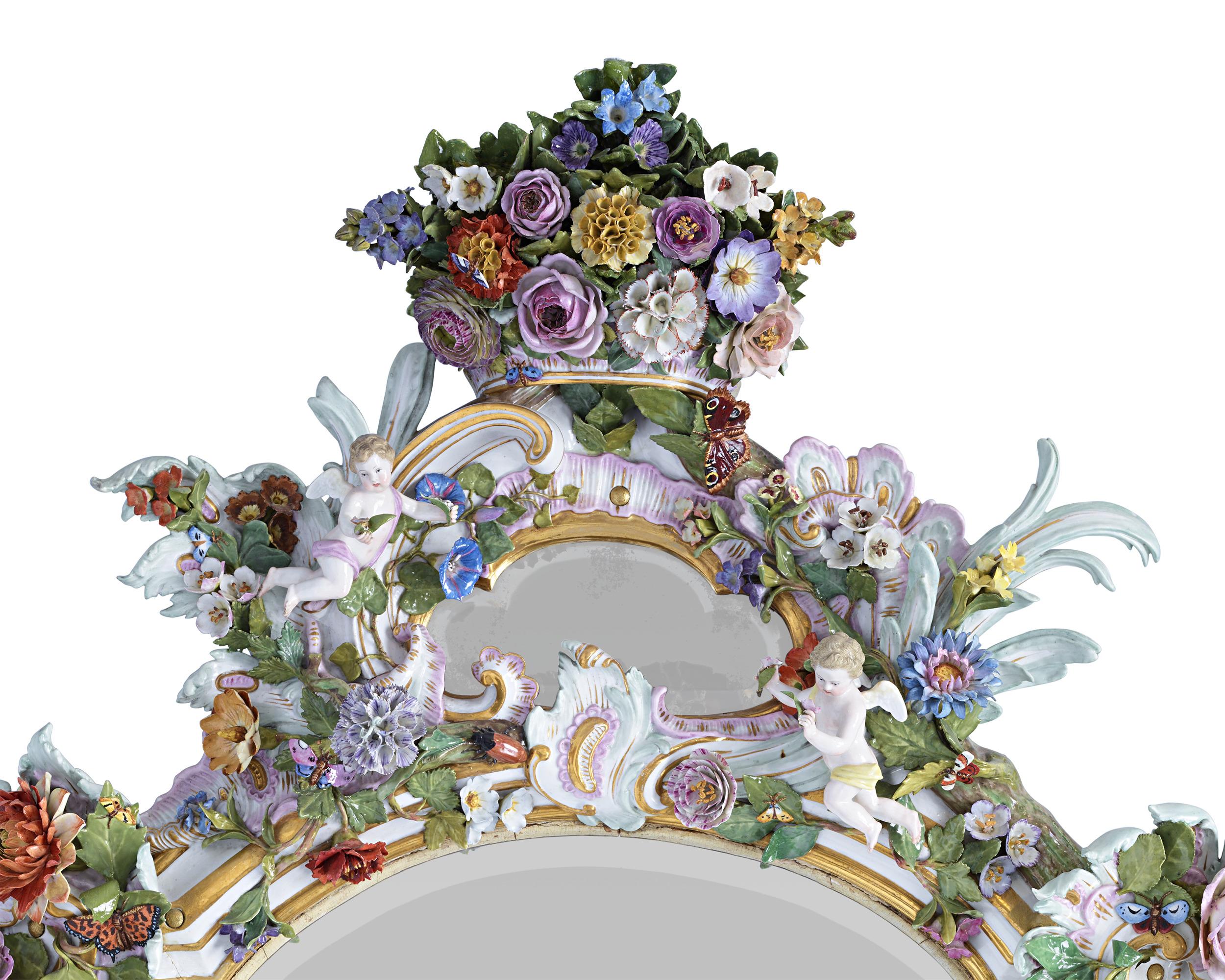 La porcelaine somptueuse de Meissen sert de cadre extraordinaire à ce miroir. Exquisément peint à la main en polychromie avec des accents dorés, le cadre généreux est orné de toutes sortes de décorations rococo classiques, y compris de luxuriants