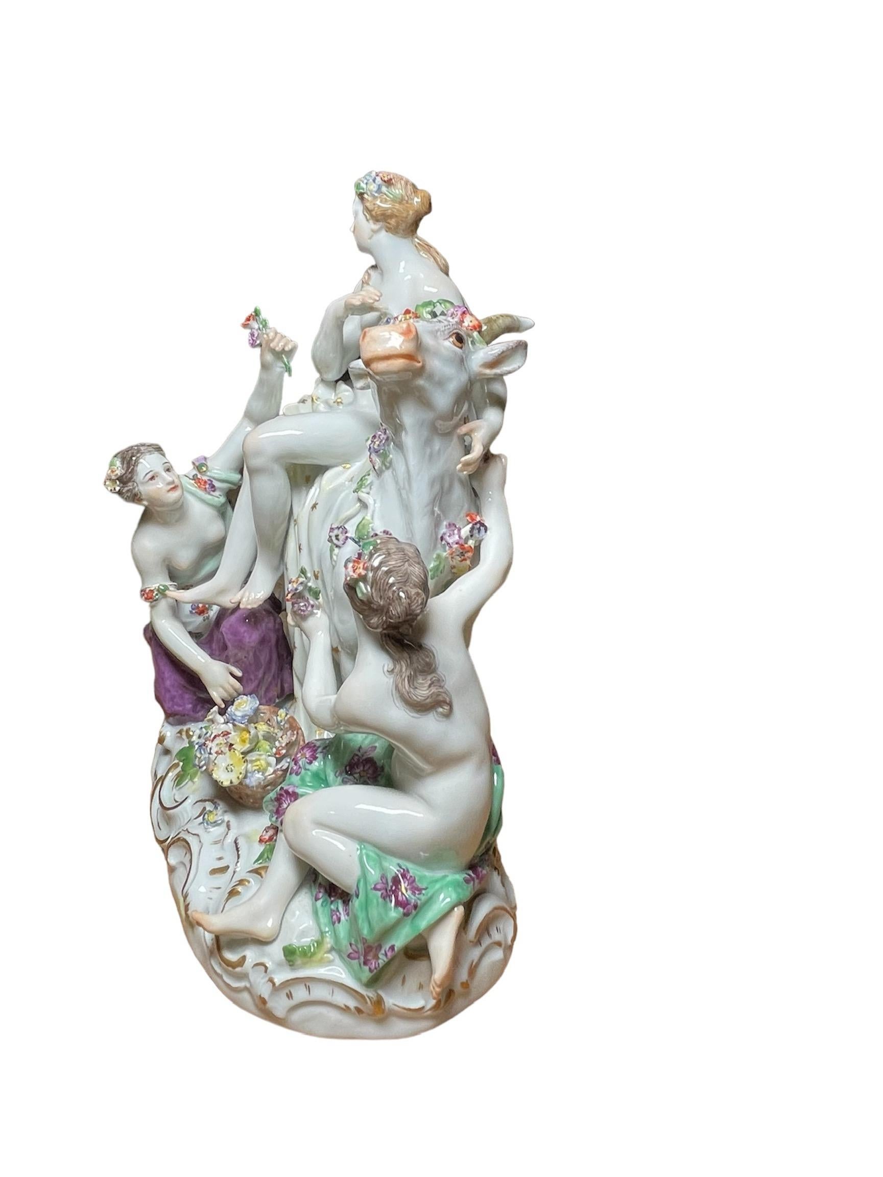 Se trata de una Escultura de grupo mitológico de porcelana de Meissen. Representa a una dama semidesnuda ( Europa - la madre del continente del mismo nombre ) sentada sobre un toro ( que representa al padre de Zeus que la raptó ). Un cordón amarillo