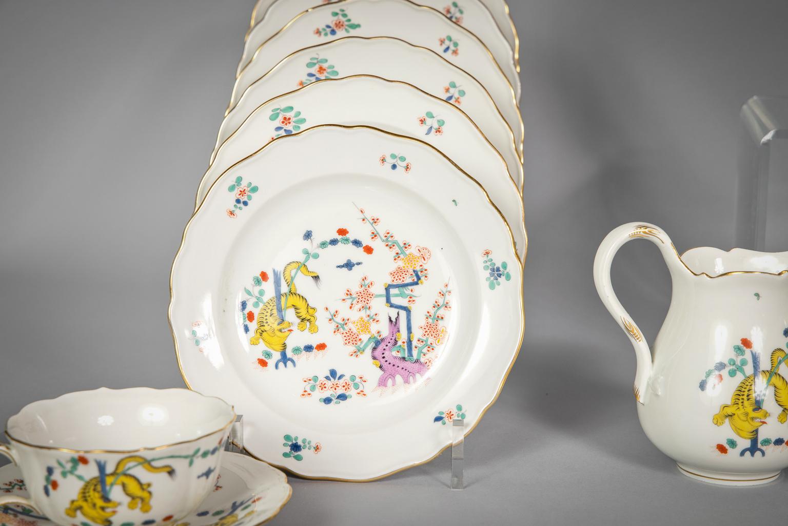 Bestehend aus 2 Kaffeekannen (eine mit Glasurriss), 2 Teekannen, 2 Sahnekännchen (eines mit Restaurierung) und 2 Zuckerhütchen (eines mit Restaurierung), 6 Kaffeetassen und Untertassen, 12 Teetassen (2 mit Chips) und Untertassen, 18 Beilagentellern,