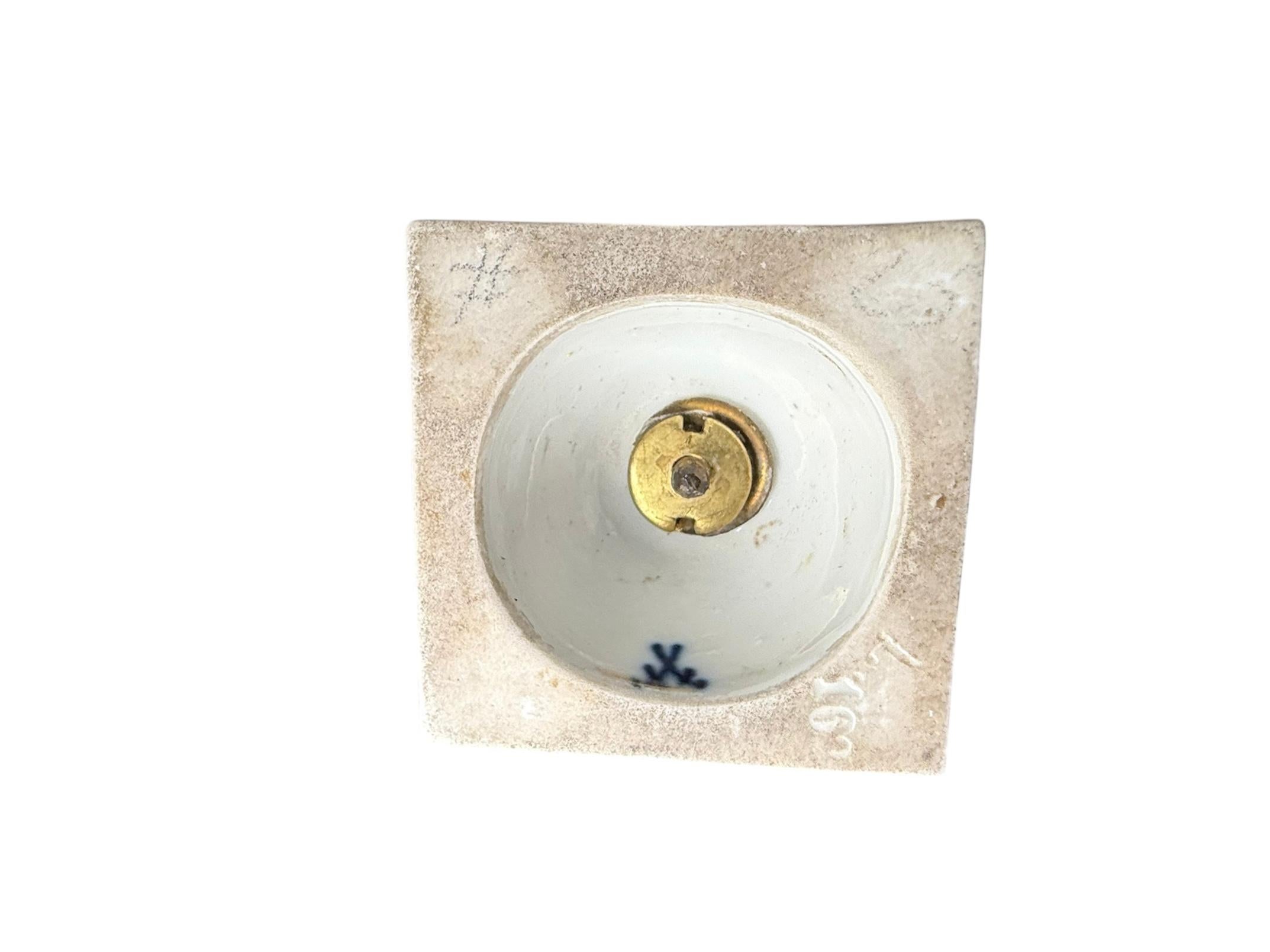 Meissen Porcelain Pair Of  Potpourri's Urn Vases In Good Condition For Sale In Guaynabo, PR