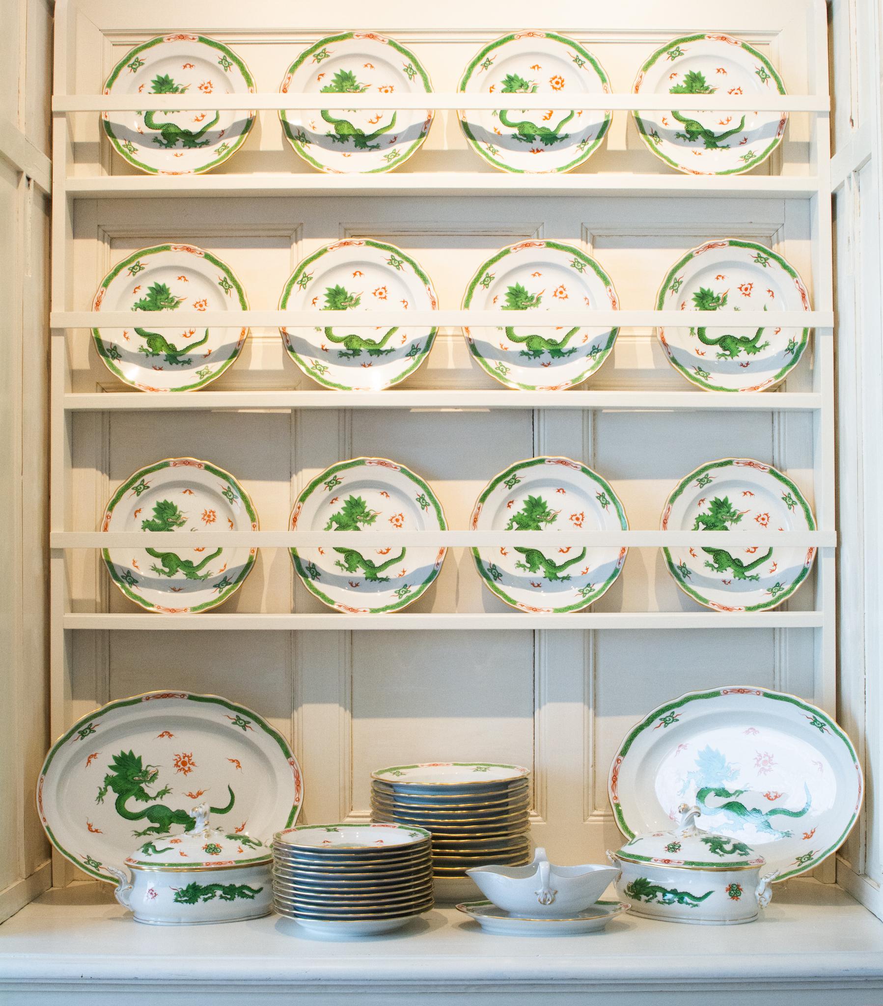Meissen Porcelaine Ming Dragon Vert avec Bordure Ornée
Un service de table pour 12 personnes, 41 pièces

Conçue et fabriquée par la célèbre manufacture de porcelaine fondée à Meissen, en Allemagne, au début du XVIIIe siècle par le souverain saxon