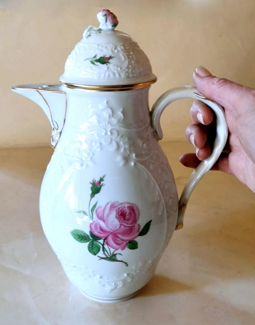 Service à café en porcelaine de Meissen à roses et décorations en relief « 11 tasses » en vente 2