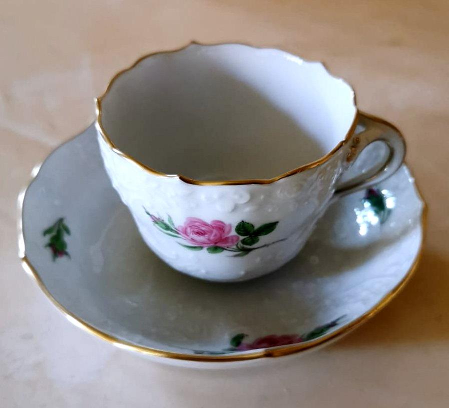 Service à café en porcelaine de Meissen à roses et décorations en relief « 11 tasses » en vente 3