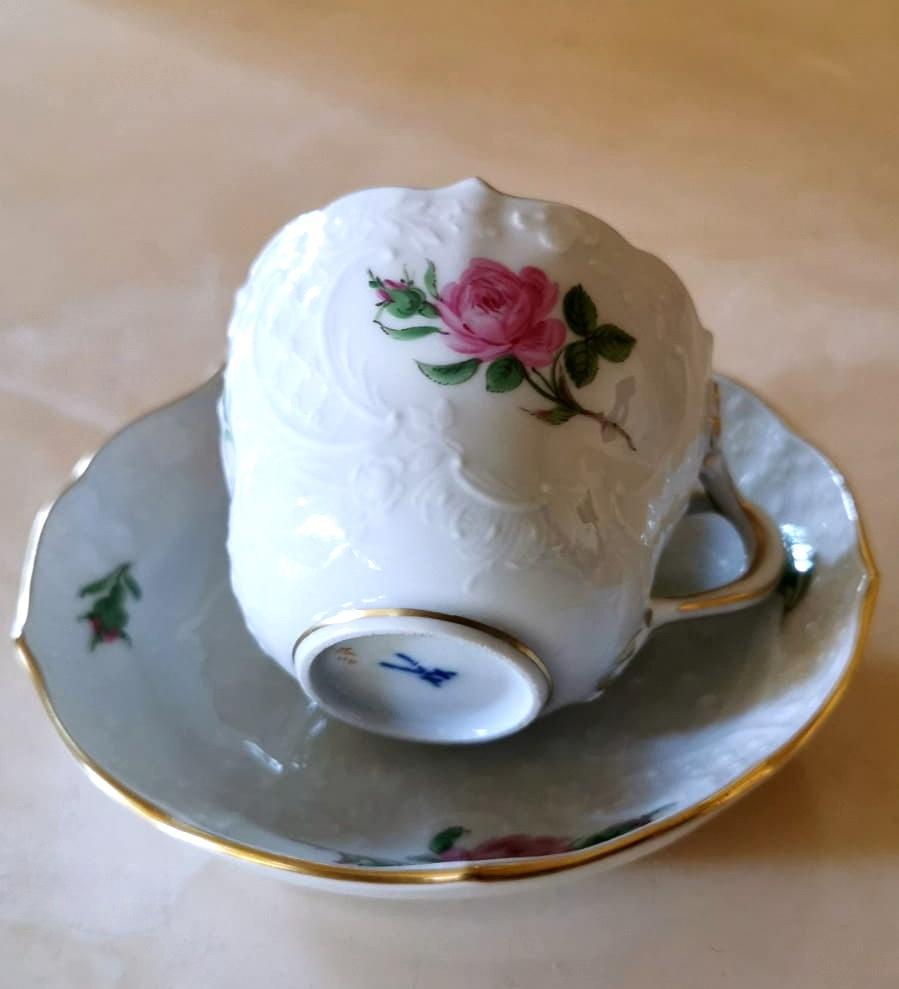 Kaffeeservice aus Meissener Porzellan mit rosa Rosen und geprägten Dekorationen '11 Tassen' im Angebot 2