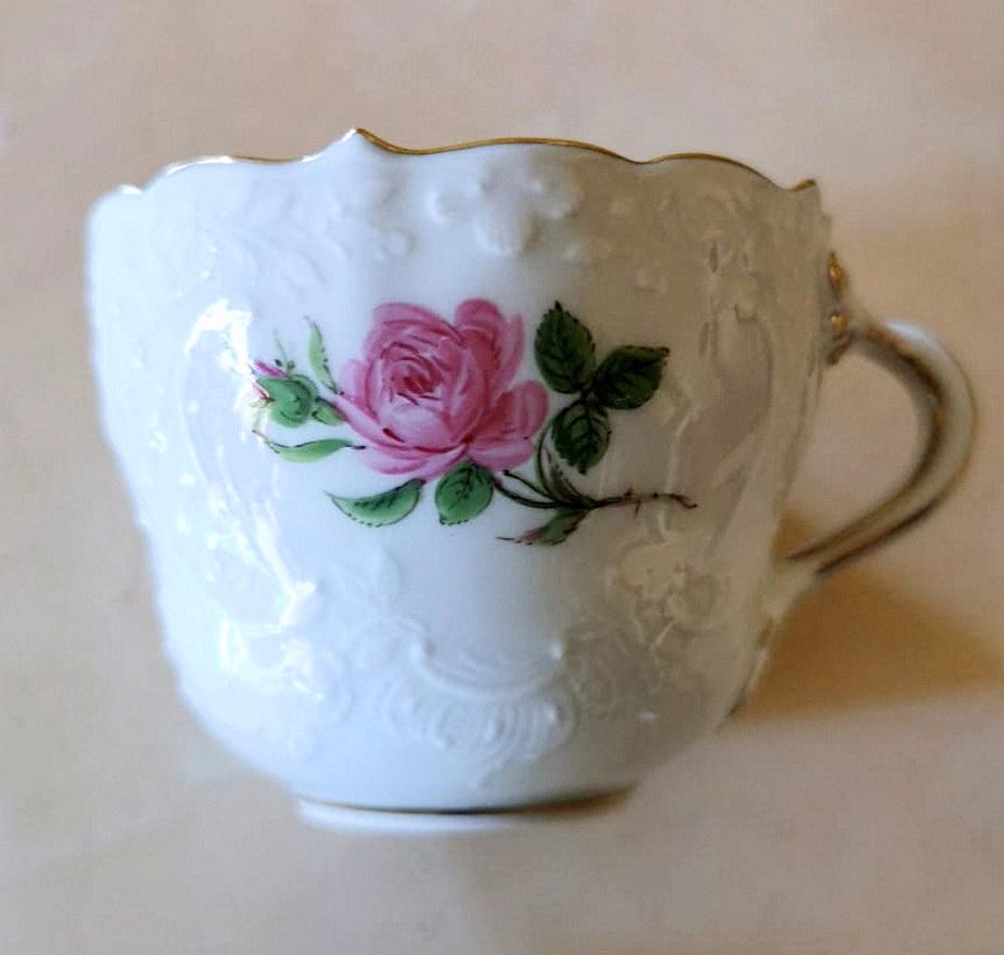 Kaffeeservice aus Meissener Porzellan mit rosa Rosen und geprägten Dekorationen '11 Tassen' im Angebot 4