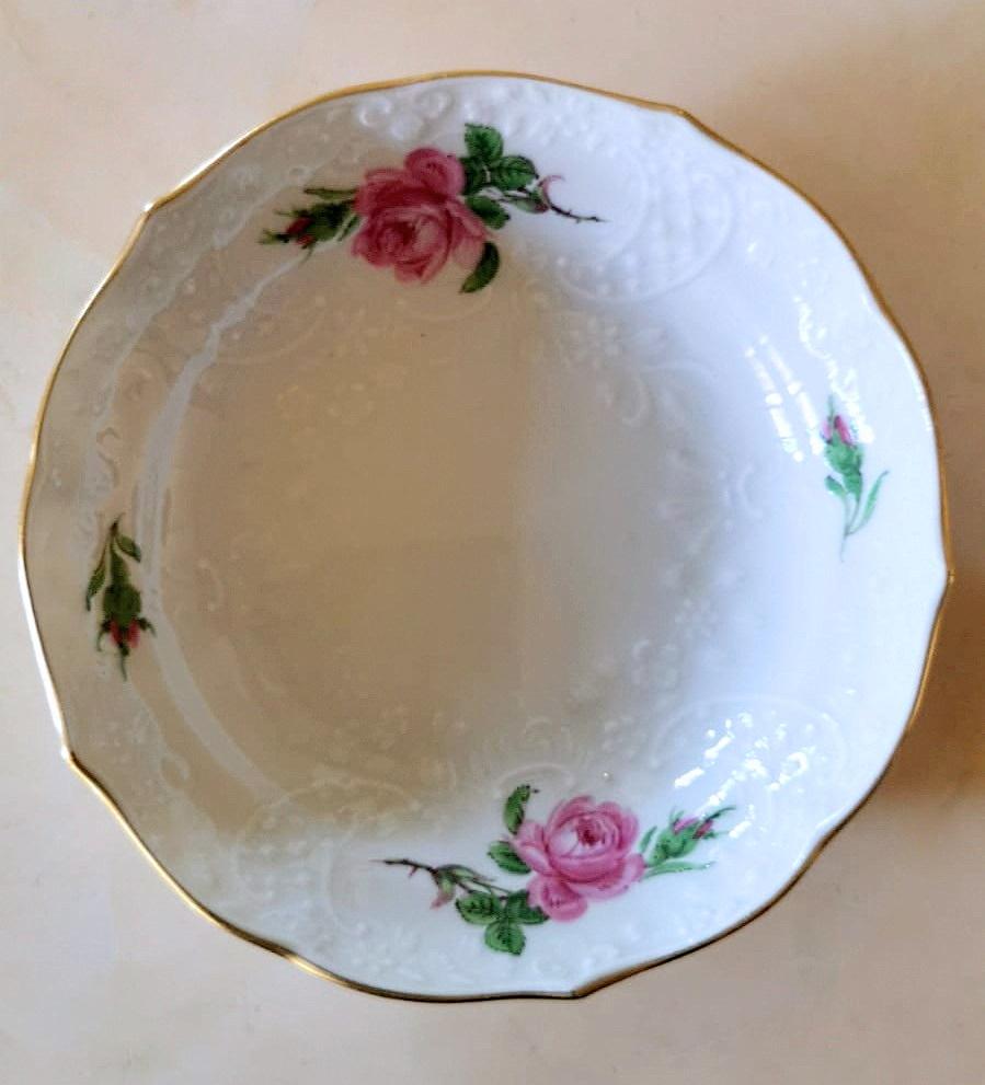 Service à café en porcelaine de Meissen à roses et décorations en relief « 11 tasses » en vente 7