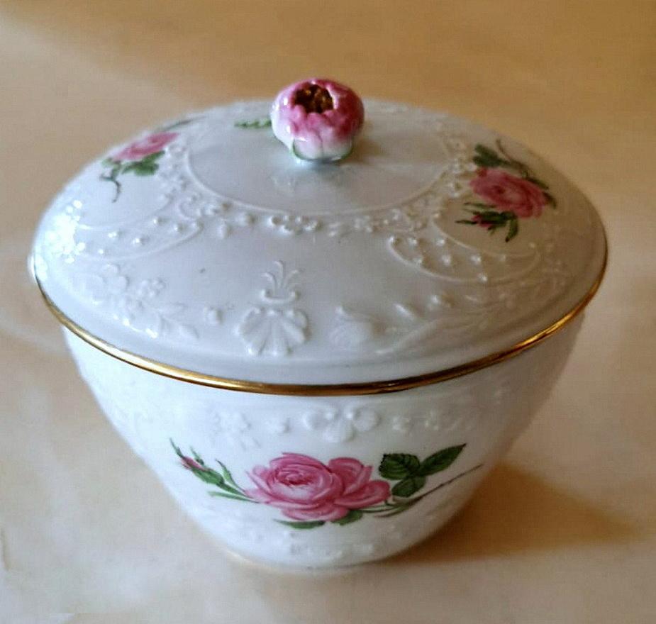 Service à café en porcelaine de Meissen à roses et décorations en relief « 11 tasses » en vente 8