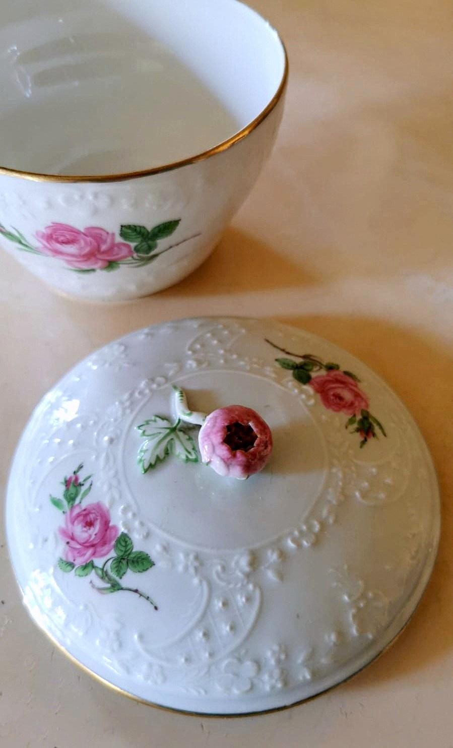 Kaffeeservice aus Meissener Porzellan mit rosa Rosen und geprägten Dekorationen '11 Tassen' im Angebot 7