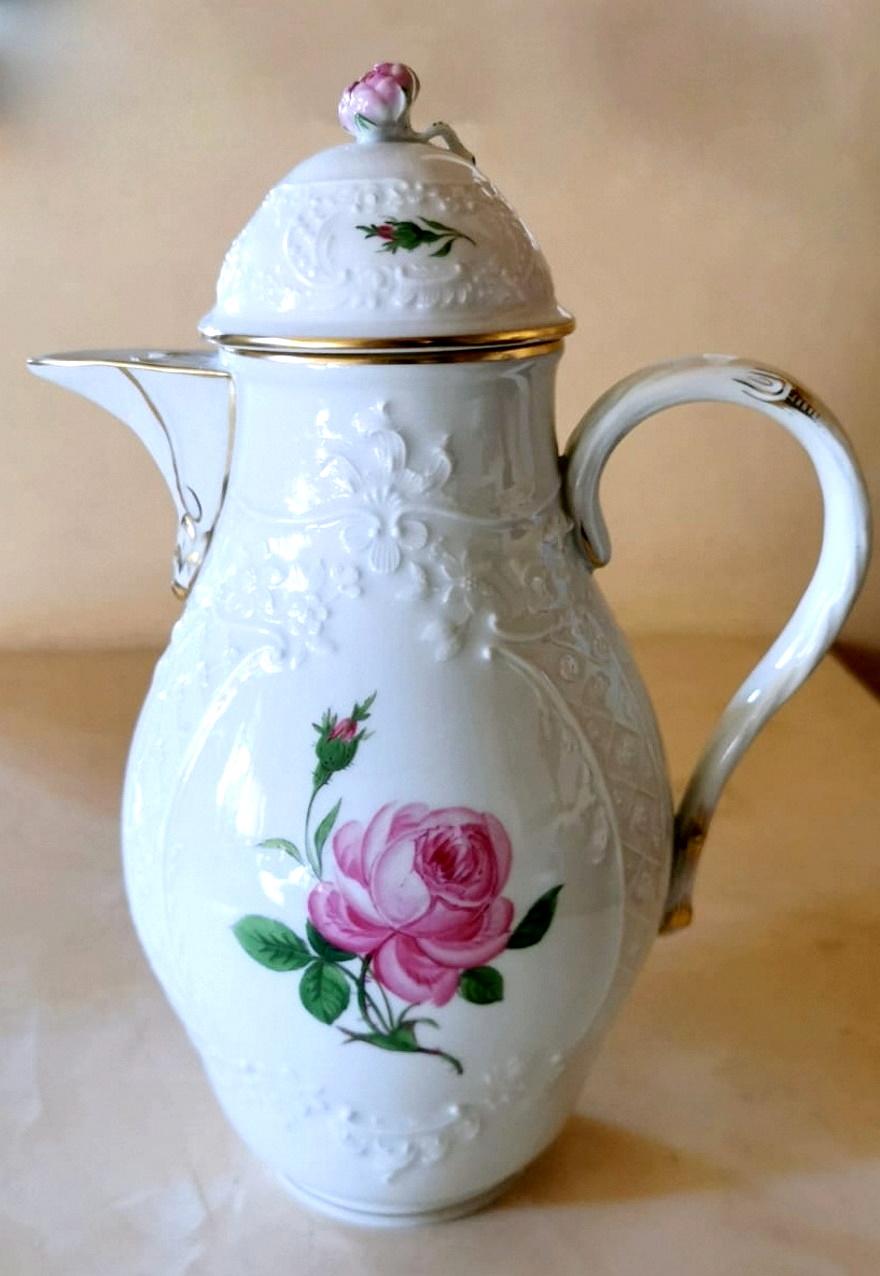 Allemand Service à café en porcelaine de Meissen à roses et décorations en relief « 11 tasses » en vente