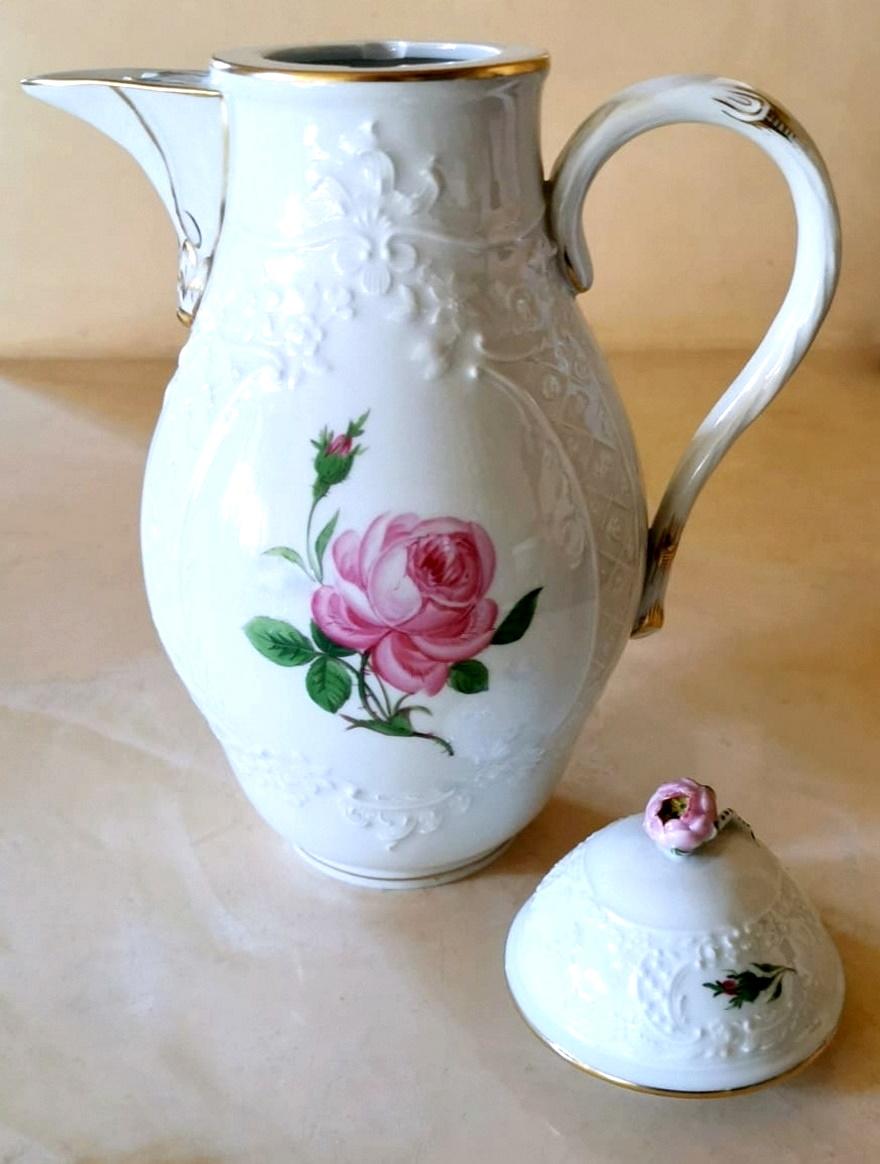 Kaffeeservice aus Meissener Porzellan mit rosa Rosen und geprägten Dekorationen '11 Tassen' (Biedermeier) im Angebot